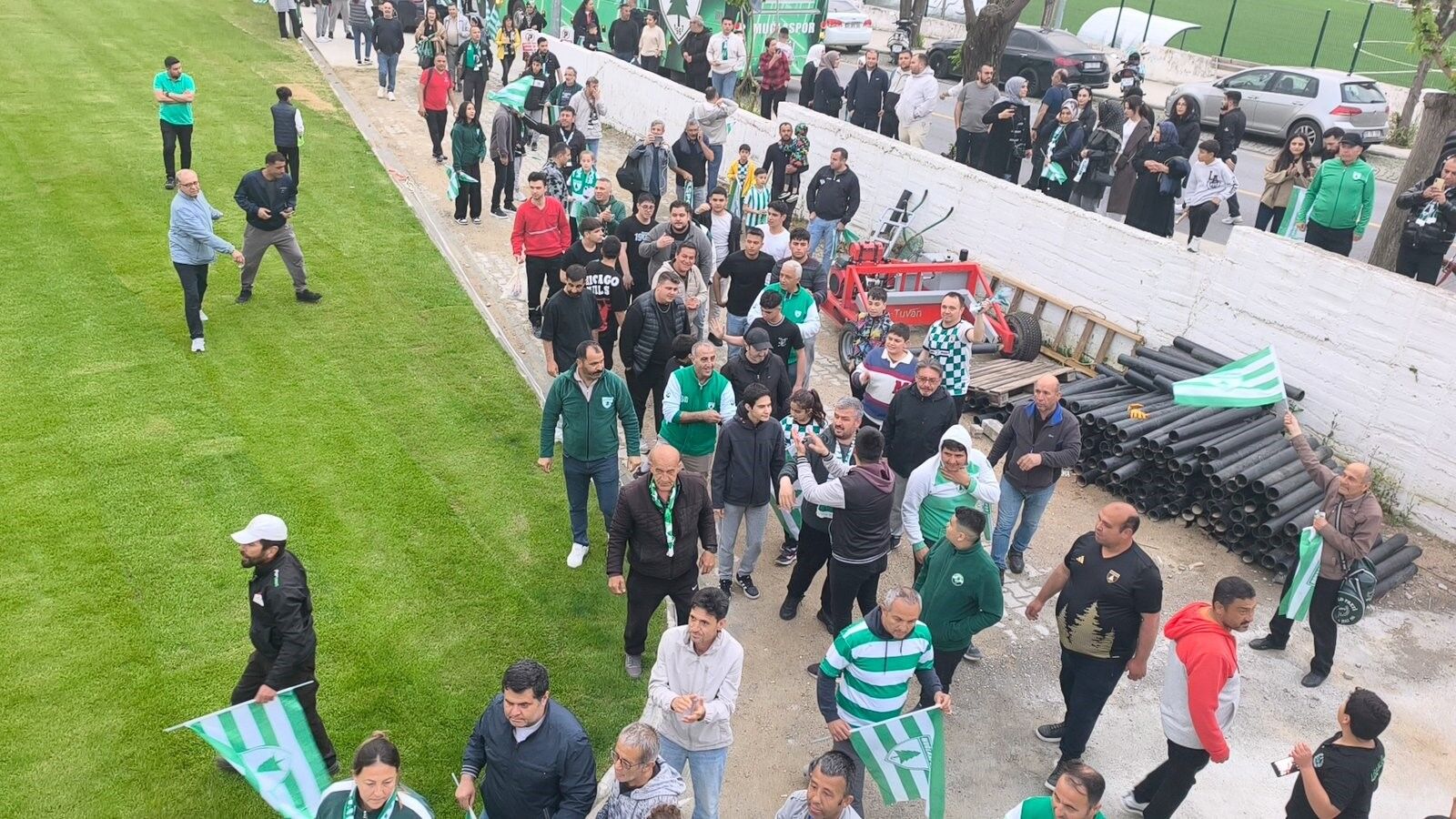 Muğlaspor’a Taraftarlardan Meşaleli Karşılama
