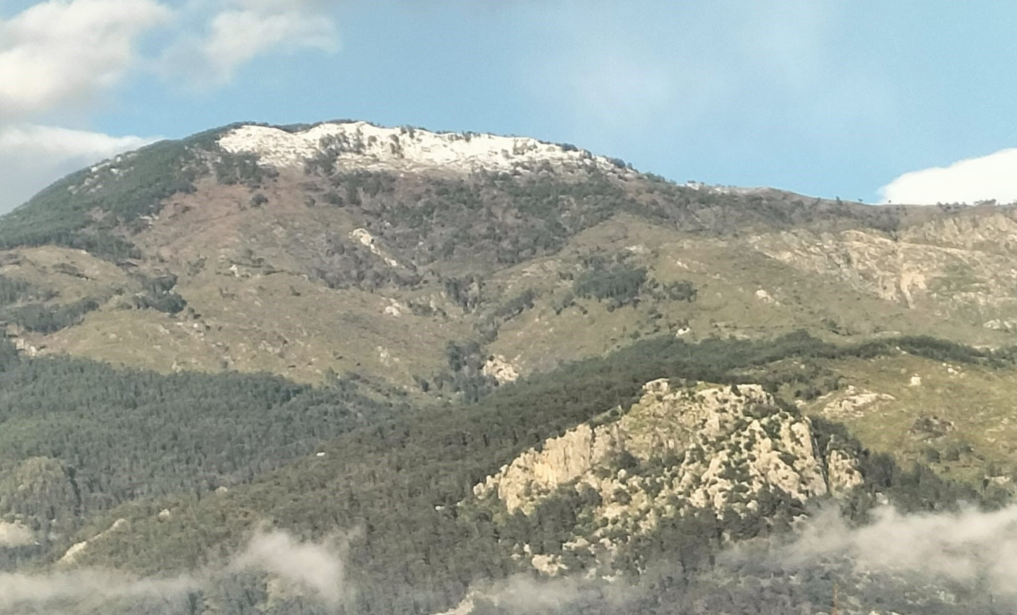 Mayıs ayında Köyceğiz Sandras Dağı’na kar yağdı
