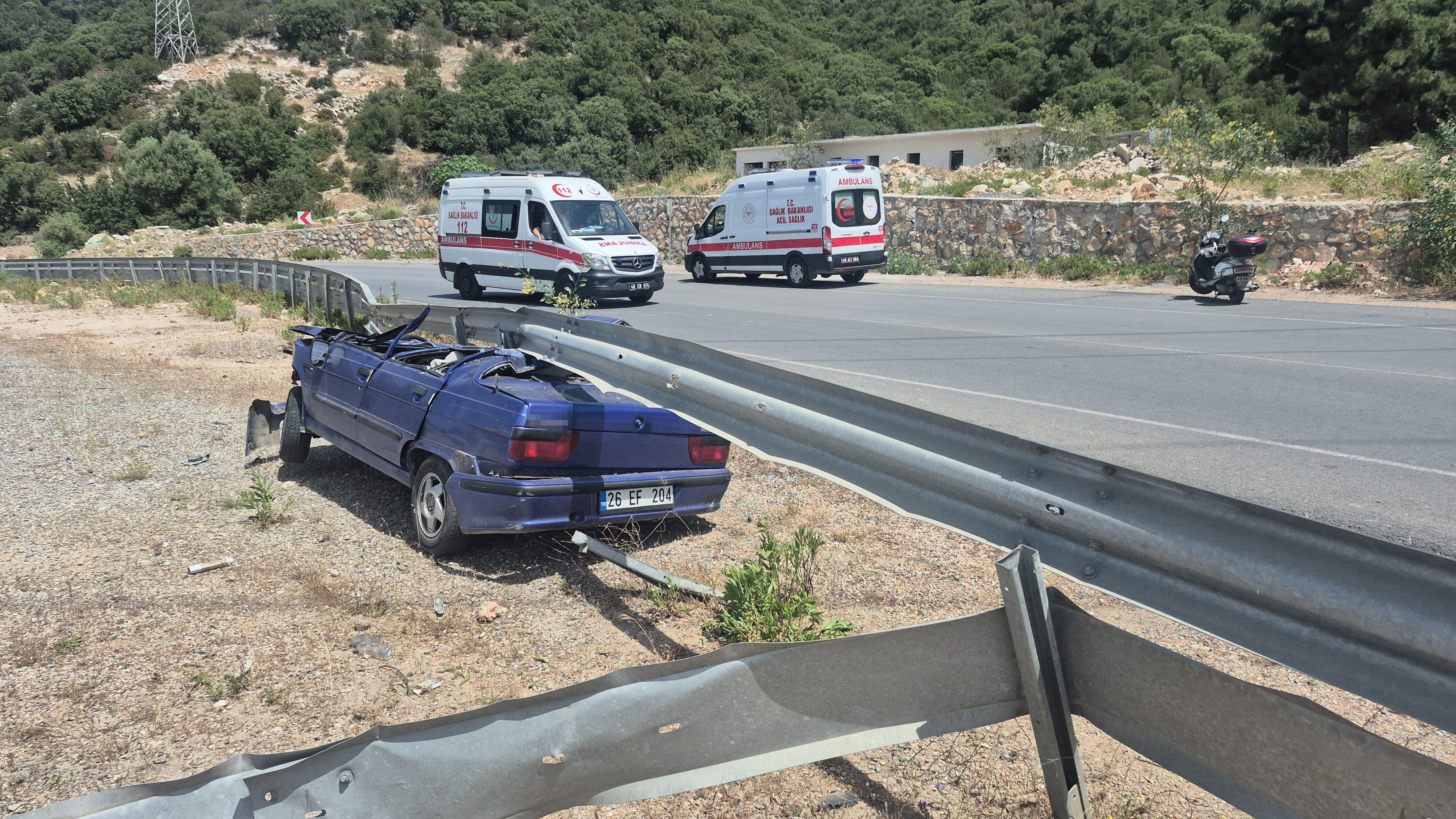 Otomobil Çelik Bariyerin Altına Girdi, Sürücü Kazayı Hafif Yaralı Atlattı