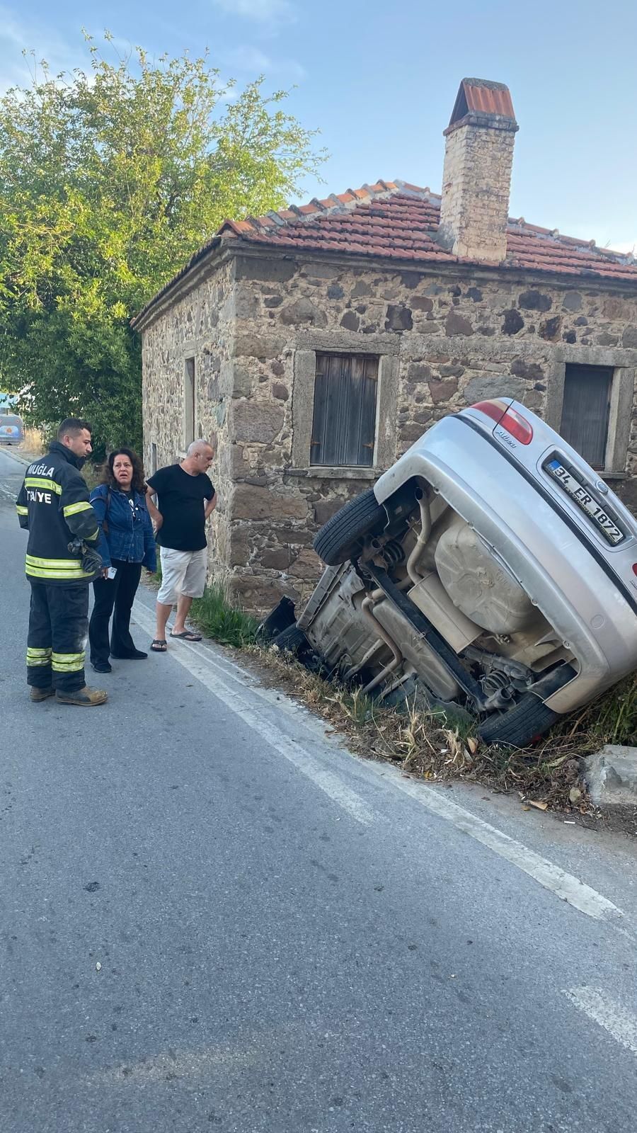 Otomobil Taş Binaya Çarptı