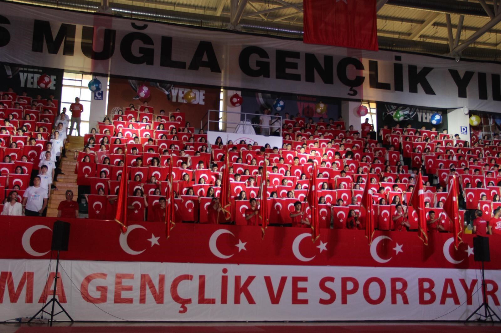Muğla'daki 19 Mayıs Coşkusu Salonlara Sığmadı