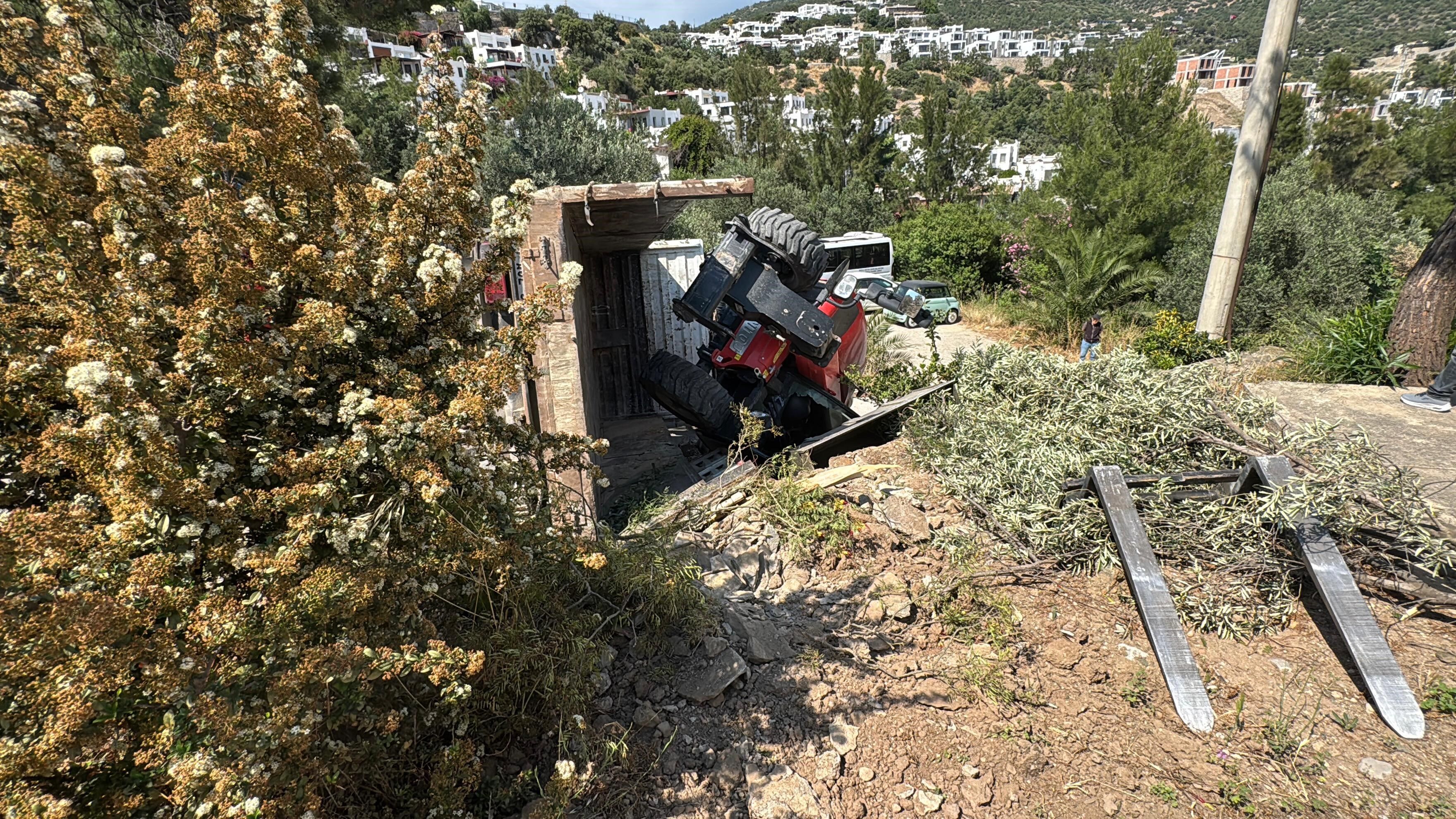 Devrilen Kamyonda Sıkışan 3 Kişi Kurtarıldı
