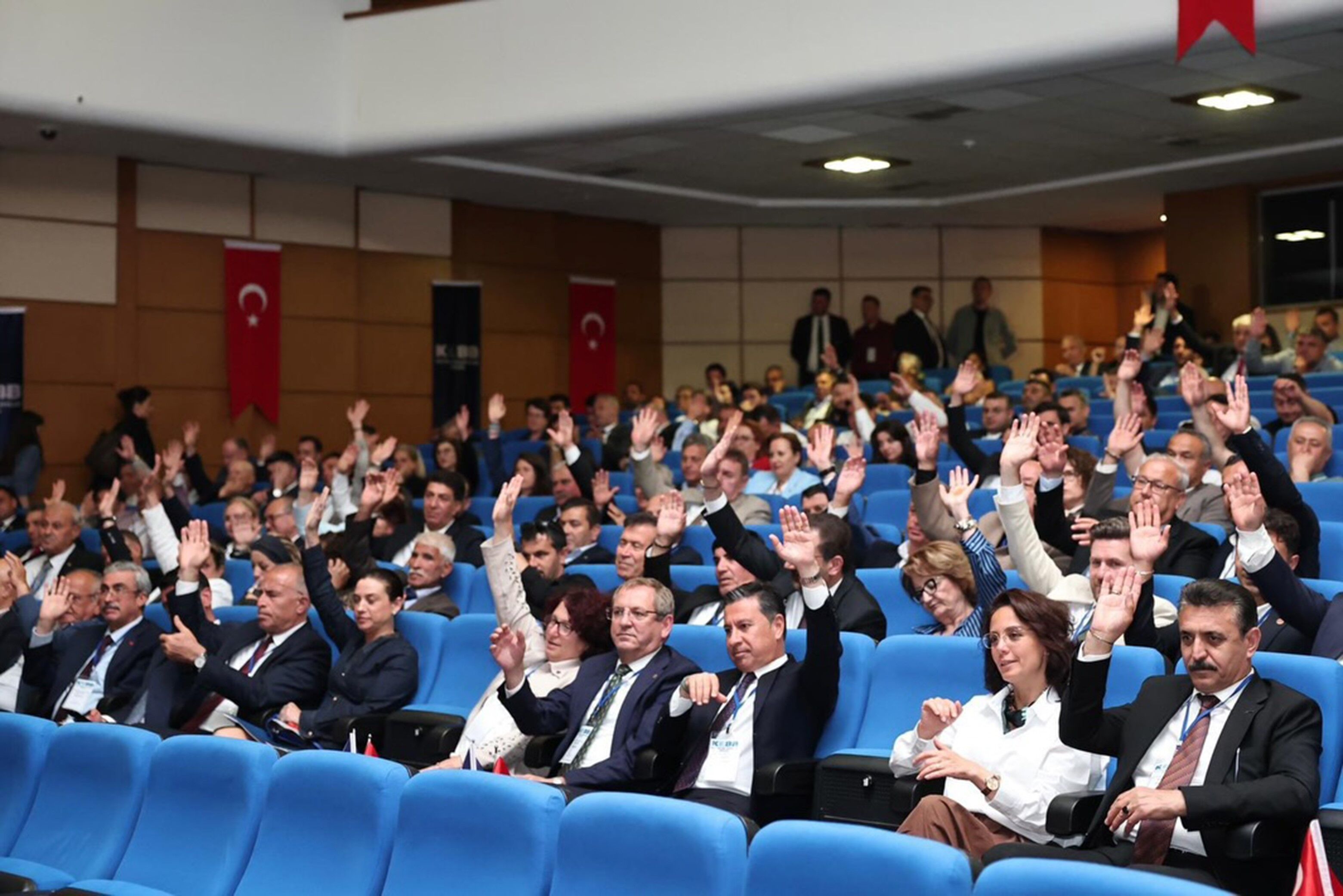 Başkan Aras Kıyı Belediyeler Birliği'nde Güven Tazeledi