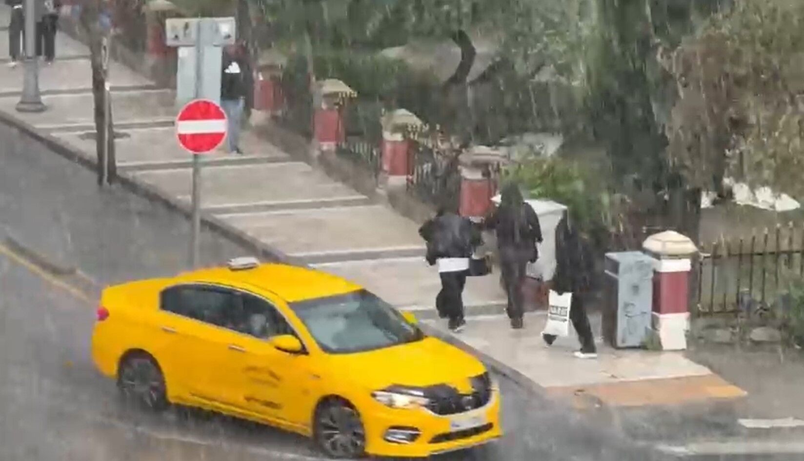 Sağanak ve Dolu Hayatı Olumsuz Etkiledi