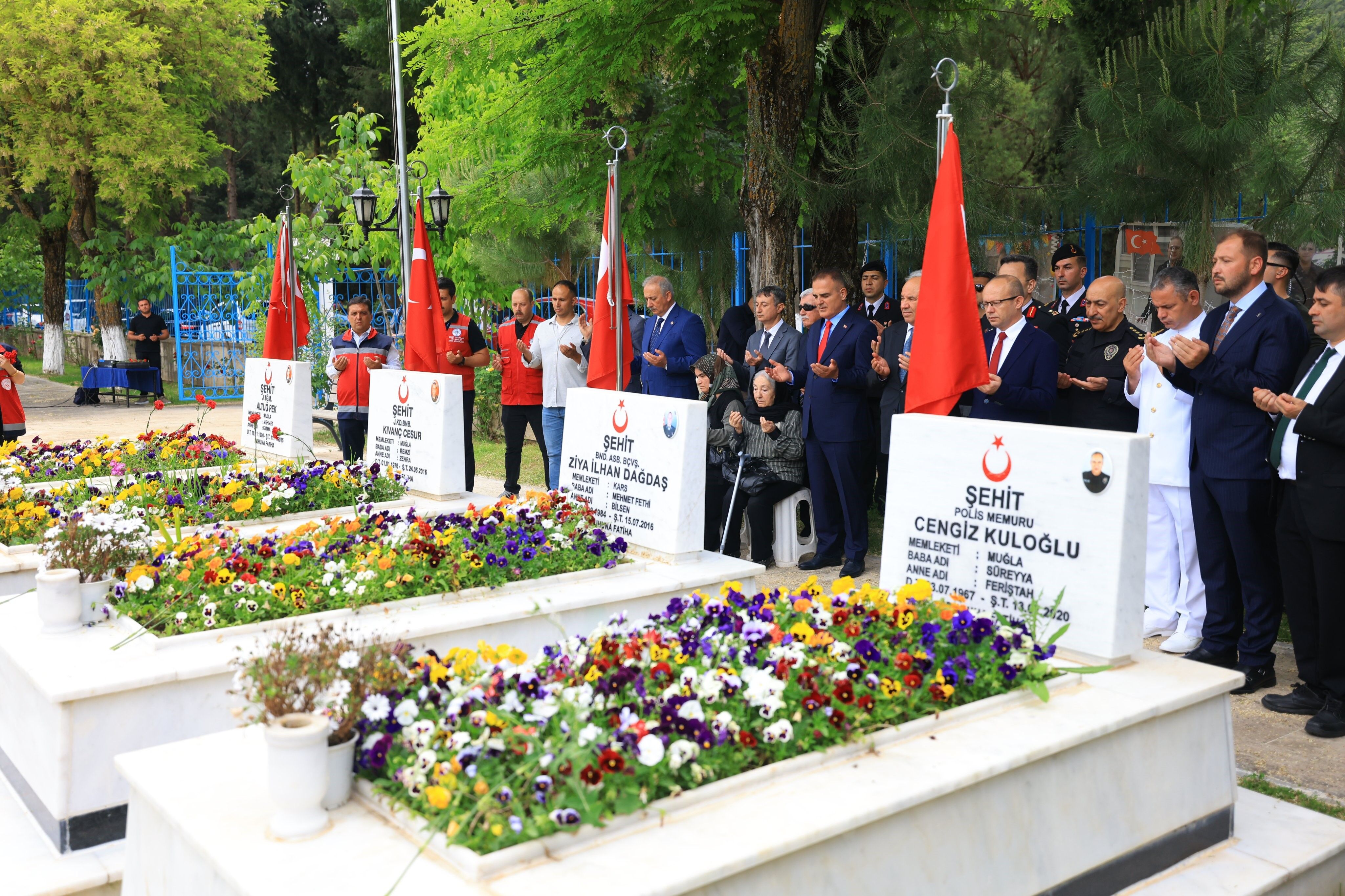 Vali Akbıyık, Kurban Bayramı Nedeniyle Şehitliği Ziyaret Etti