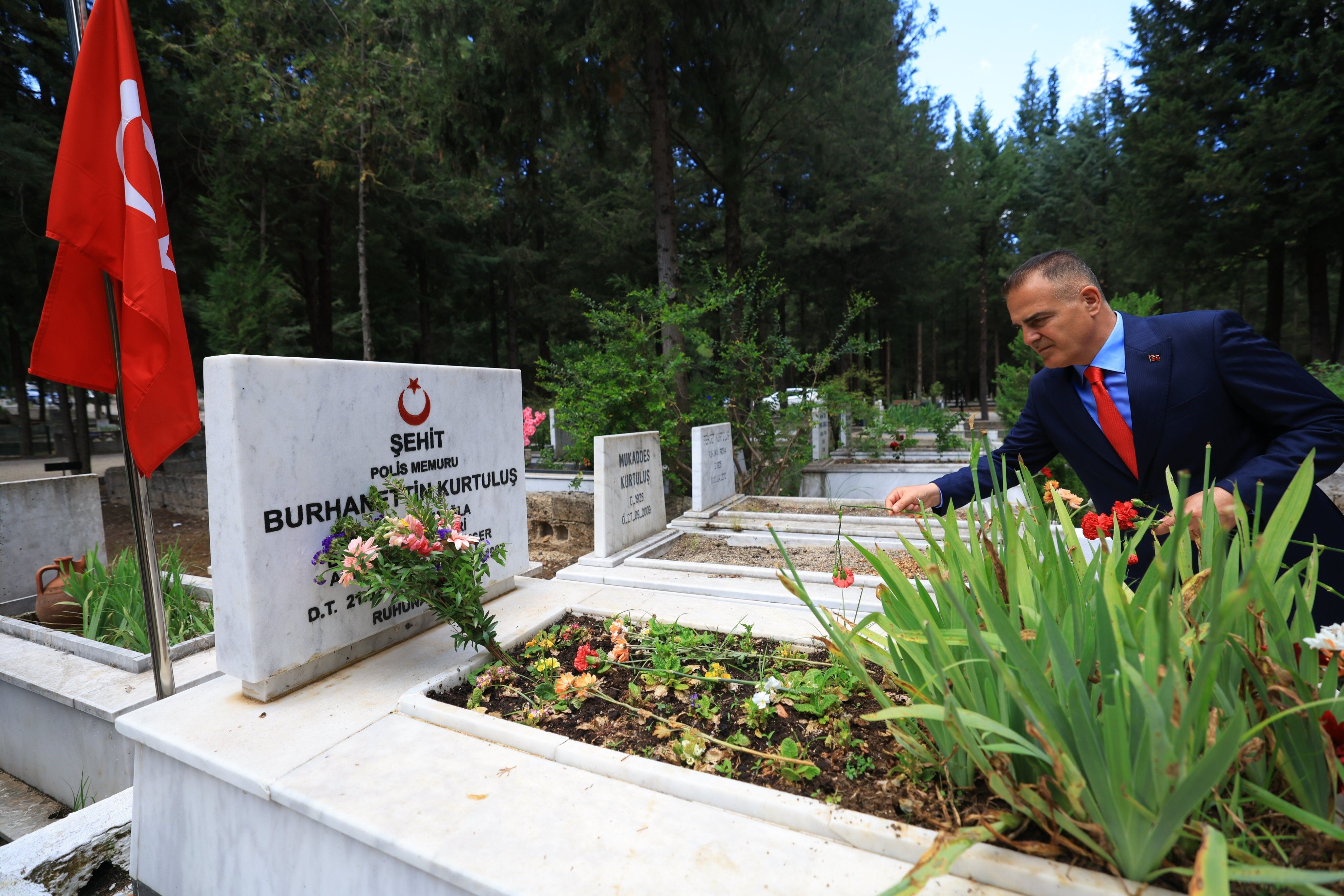 Vali Akbıyık, Kurban Bayramı Nedeniyle Şehitliği Ziyaret Etti