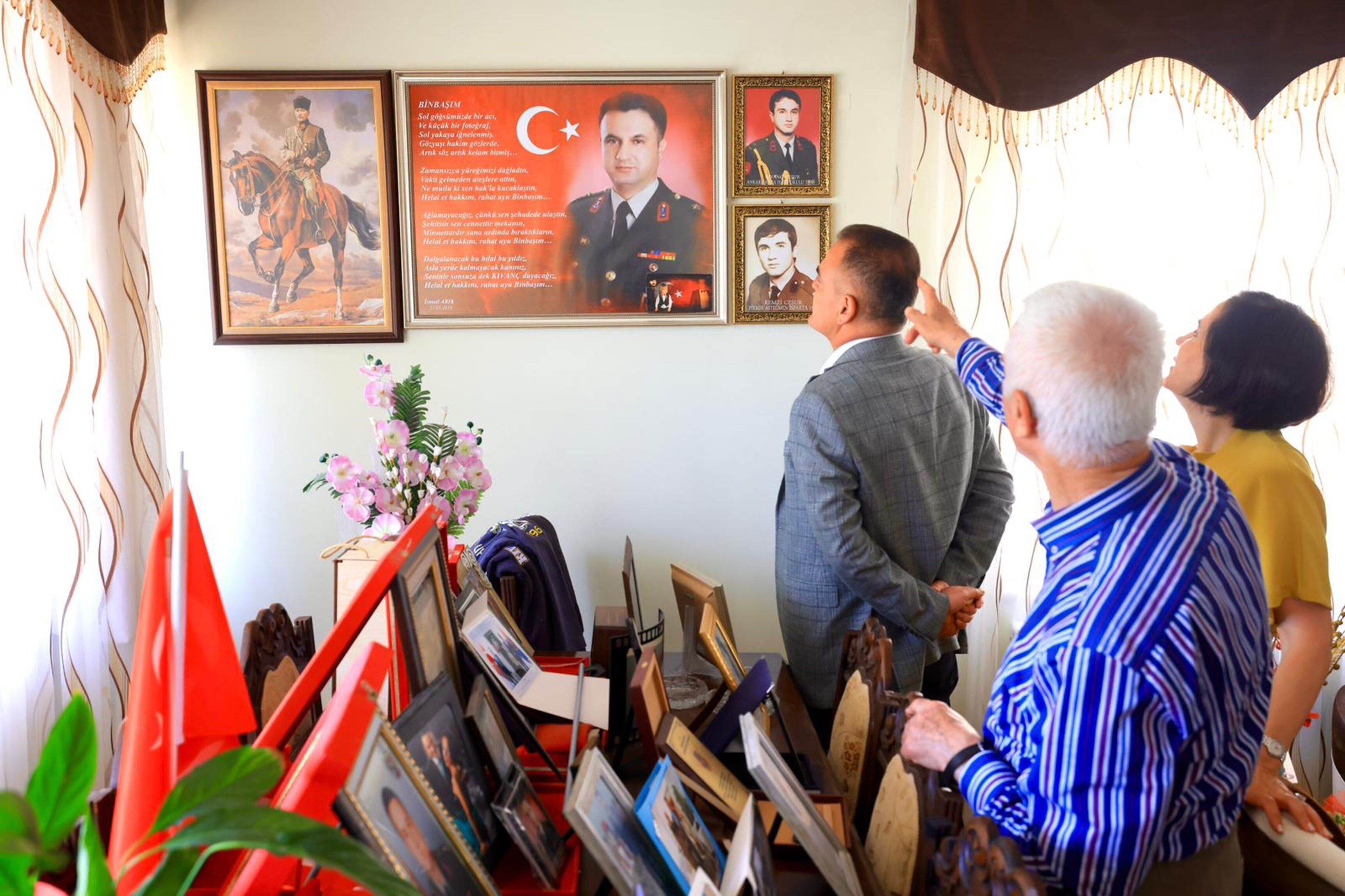 Vali Akbıyık Şehit Binbaşı Kıvanç Cesur’un Ailesini Ziyaret Etti