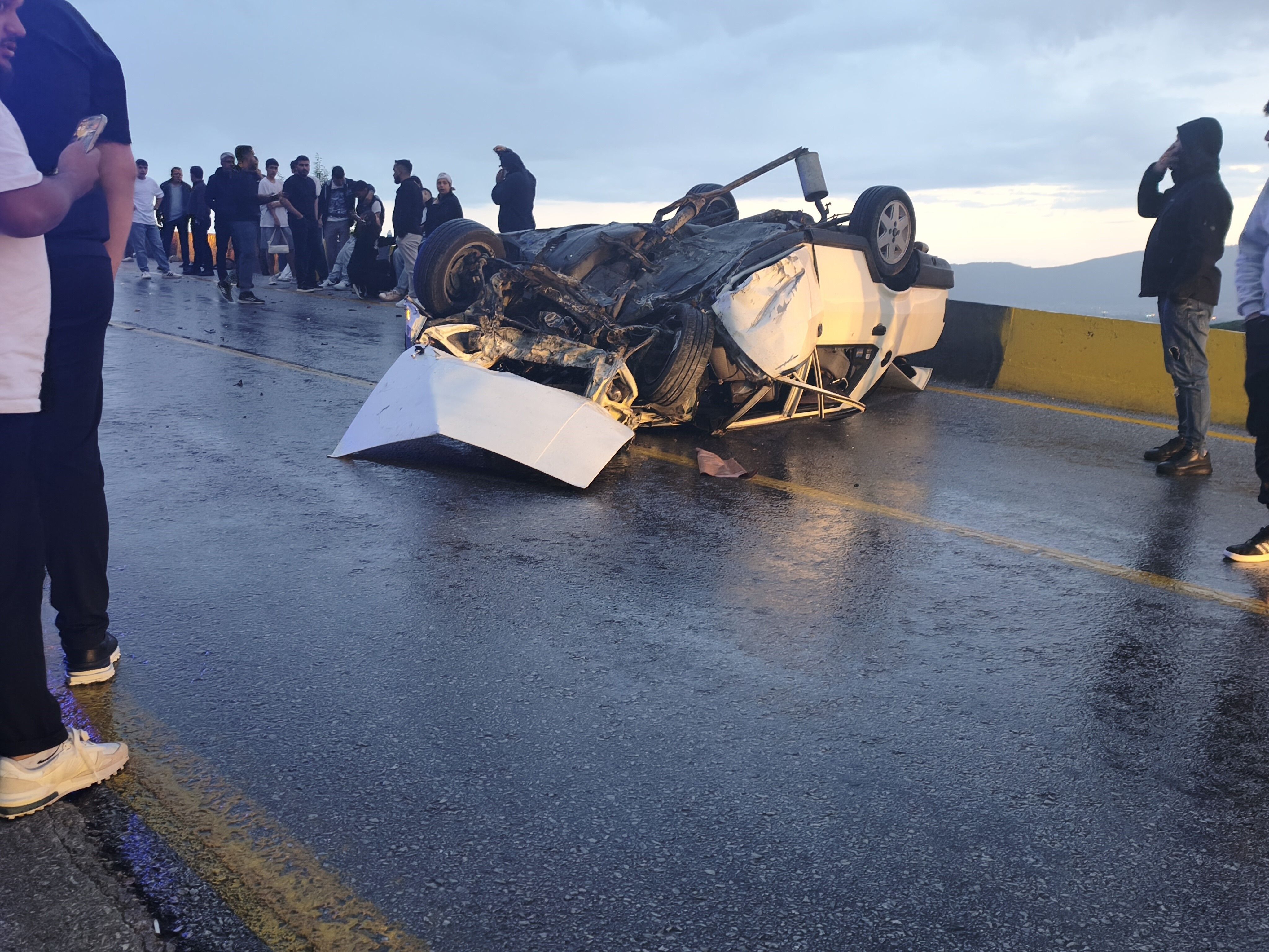 Takla Atan Araçta 5 Kişi Sıkıştı! 1 Kişinin Durumu Ağır