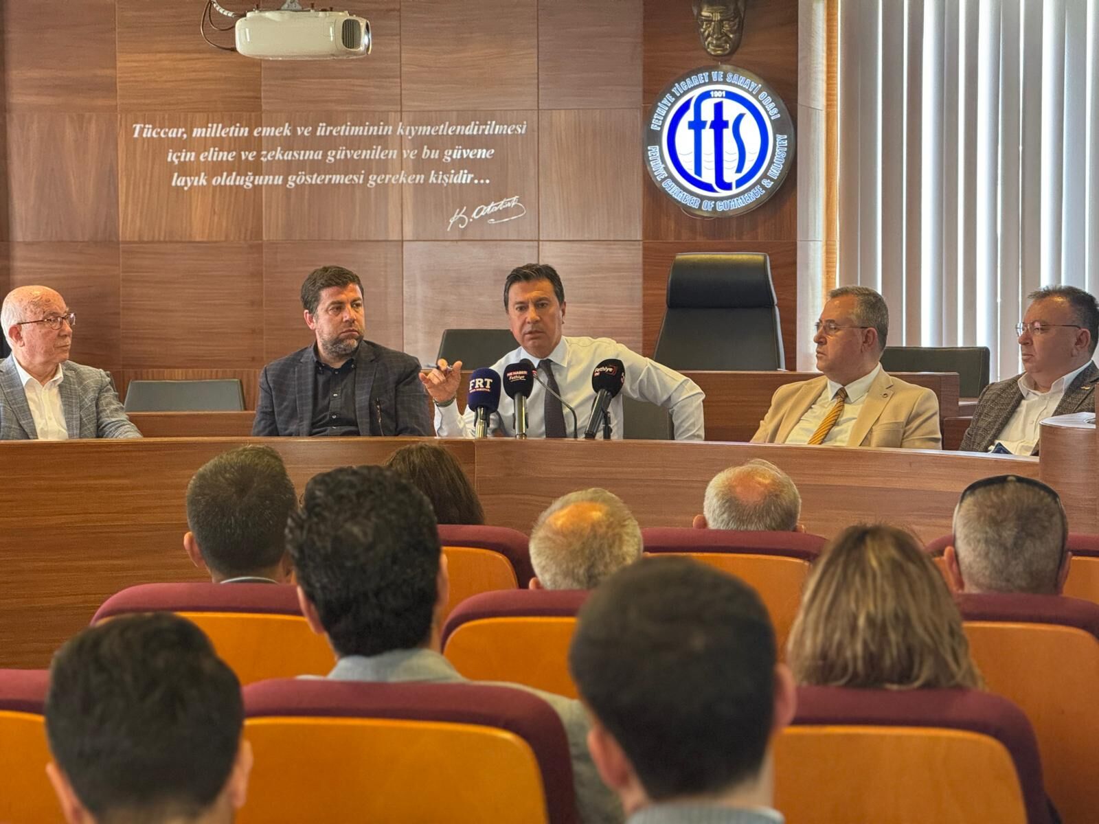 Ahmet Aras’tan Fethiye’de Gövde Gösterisi