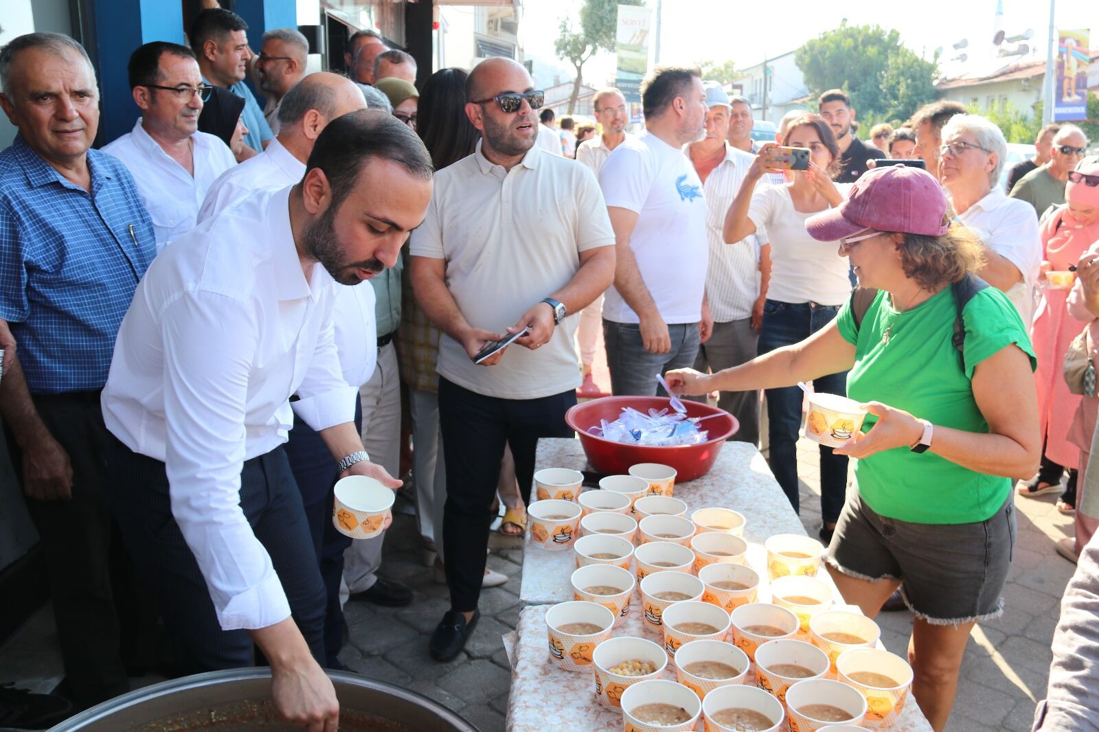 AK Parti Fethiye’de, Geleneksel Aşure İkramı ile Parti İçi Toplantı Yaptı