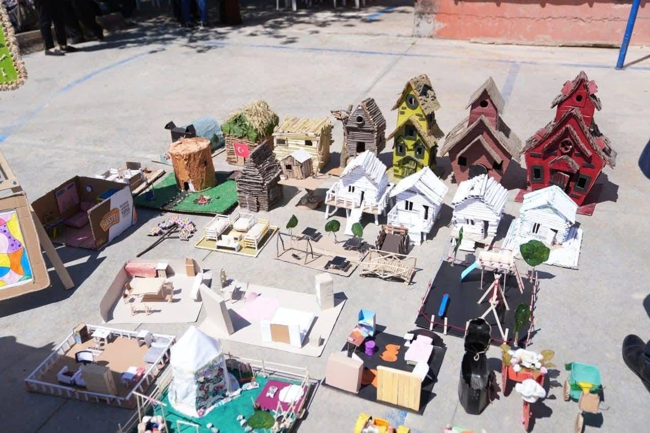 Alaçat Ortaokulu’nda Tübitak 4006 Bilim Fuarı Açıldı