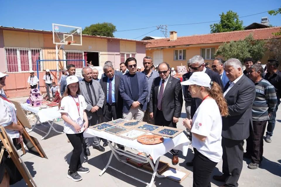 Alaçat Ortaokulu’nda Tübitak 4006 Bilim Fuarı Açıldı