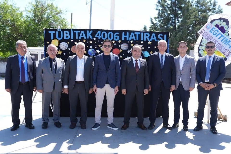 Alaçat Ortaokulu’nda Tübitak 4006 Bilim Fuarı Açıldı