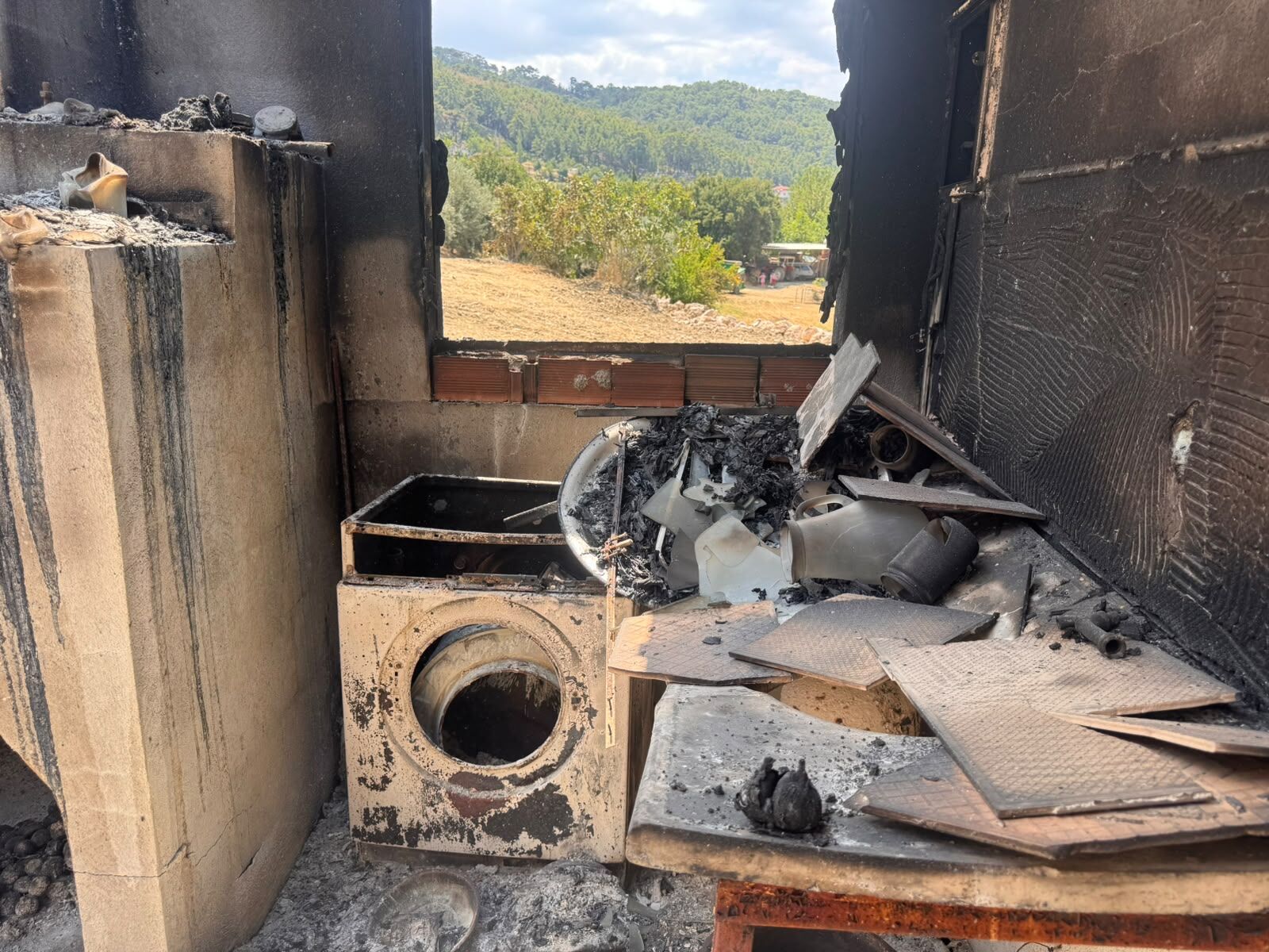 Anne, Baba Ve Oğlunun Evleri Kül Oldu