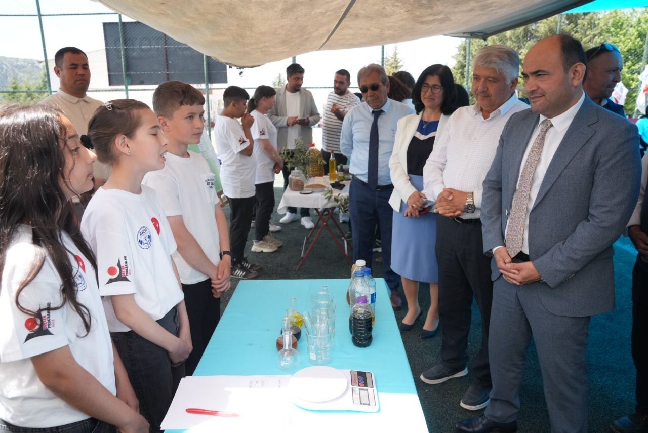 Arsa Ortaokulu’nda Tübitak 4006 Bilim Fuarı Büyük İlgi Gördü