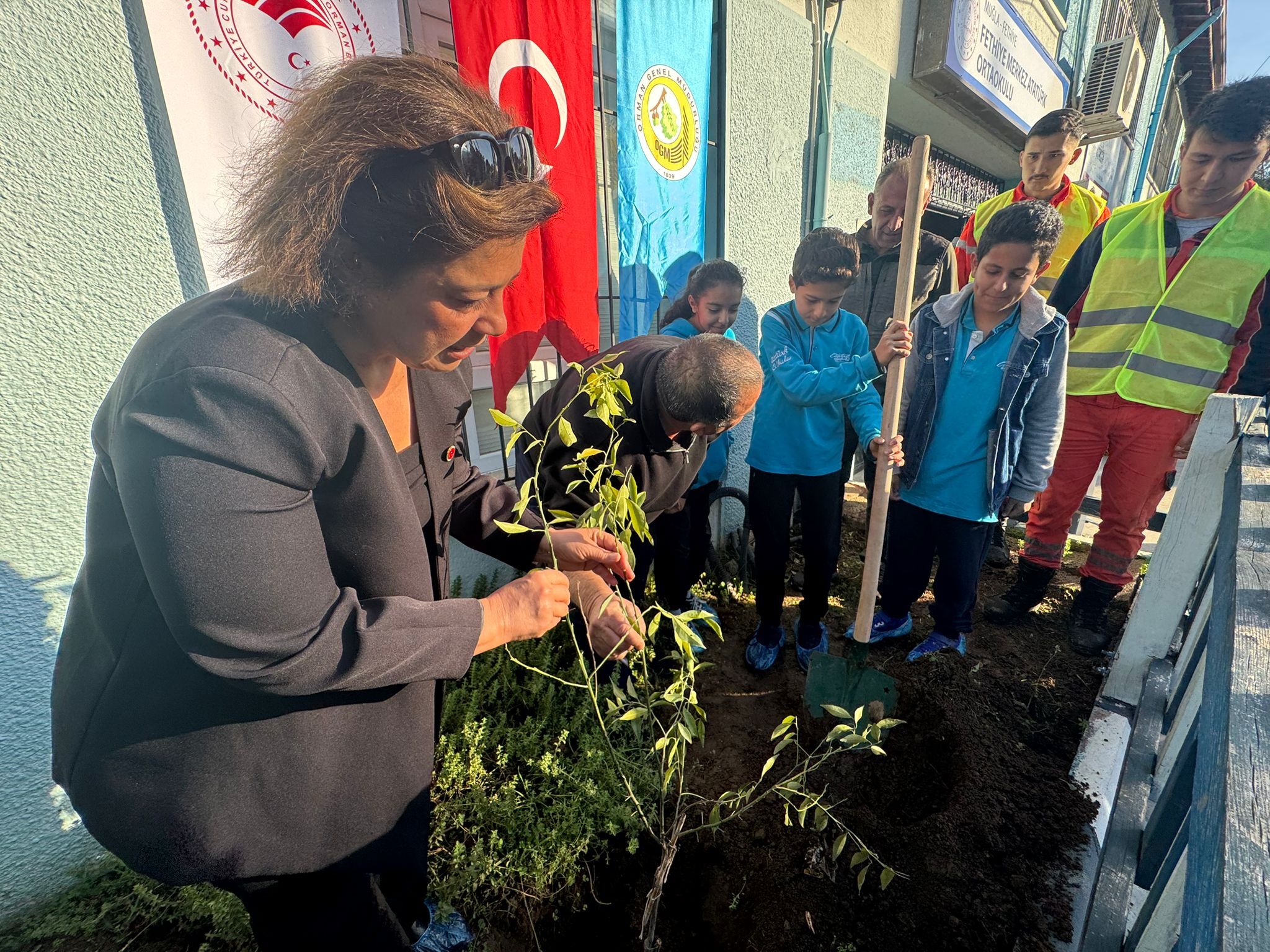 Atatürk Ortaokulu Bahçesine Meyve Ağaçları Dikildi