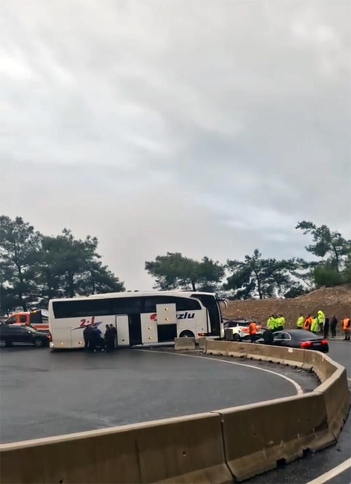 Yolcu Otobüsü Rampada Polis Aracına Çarptı