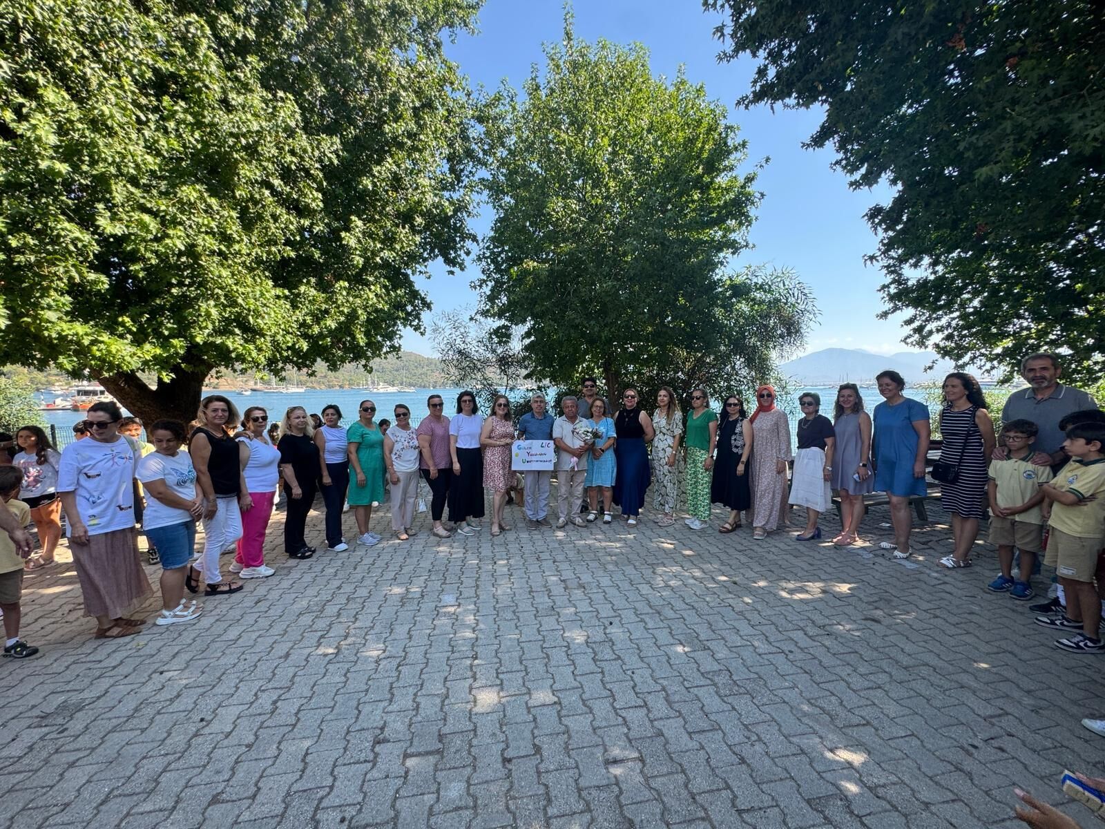 Fethiye’de 38 Yıllık Öğretmene Duygulandıran Veda: Öğrencilerinden Sürpriz