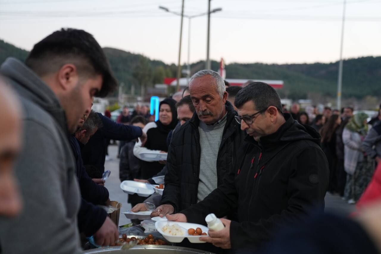 Başkan Akdenizli İftarını Belediye Personeli İle Yaptı