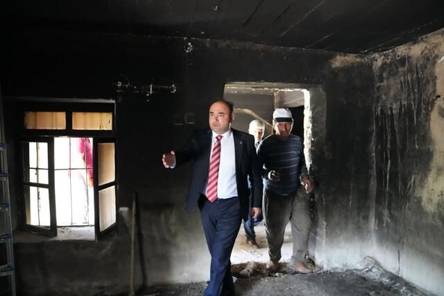 Başkan Akdenizli, Evi Yanan Aileyi Ziyaret Etti