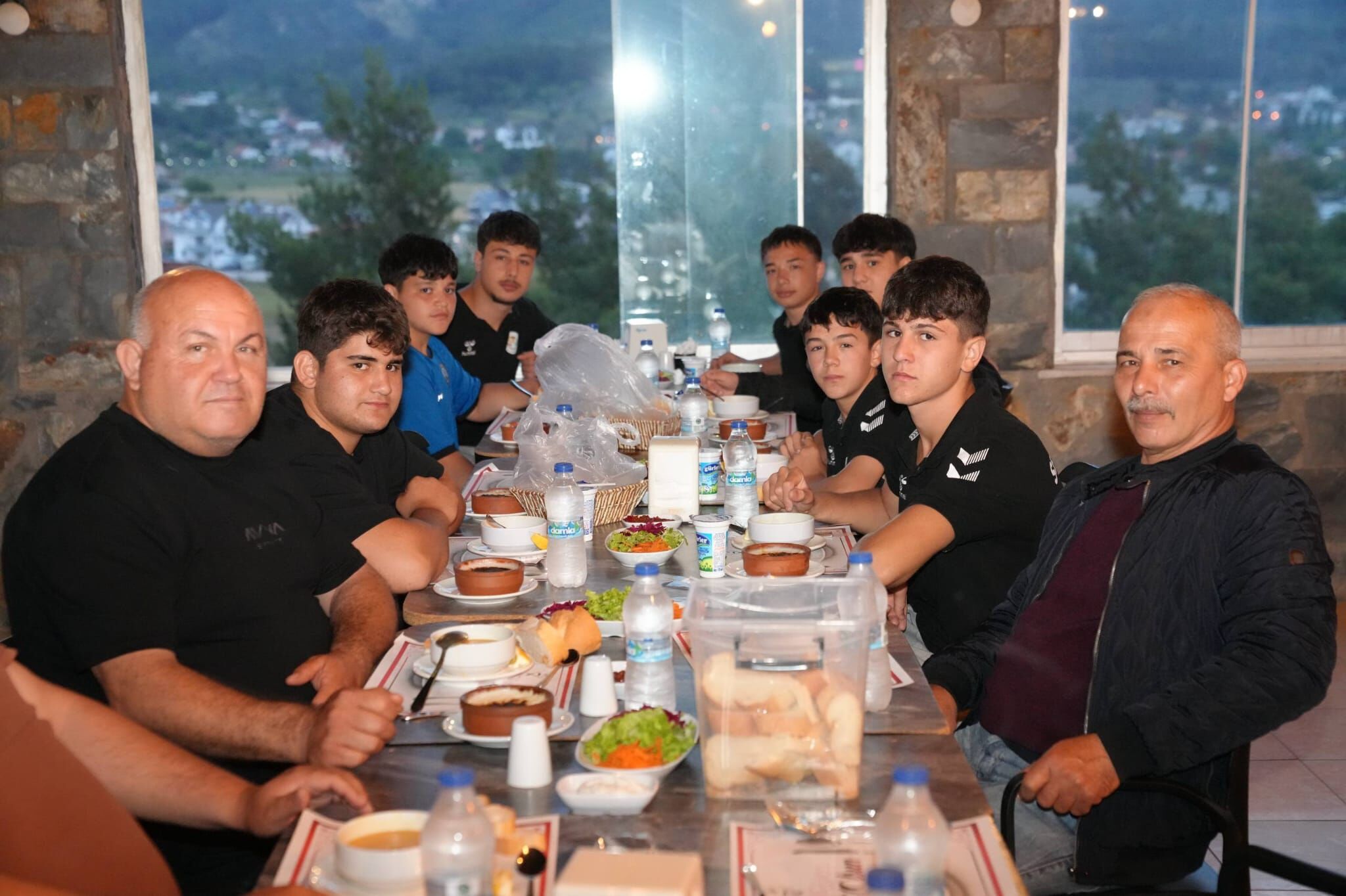 Başkan Akdenizli, Güreşçilerle Bir Araya Geldi