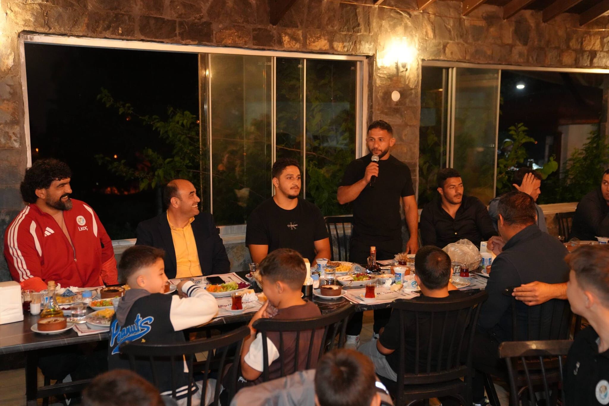 Başkan Akdenizli, Güreşçilerle Bir Araya Geldi