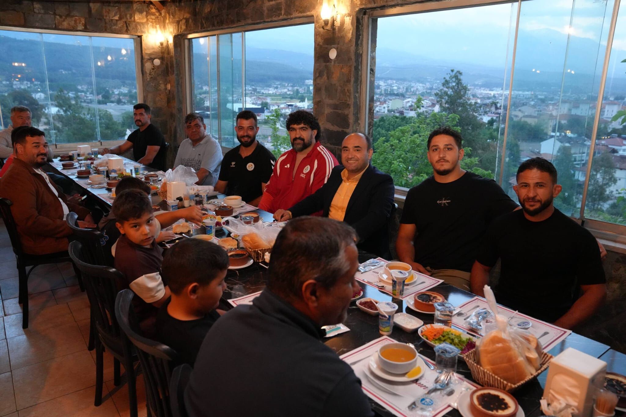 Başkan Akdenizli, Güreşçilerle Bir Araya Geldi
