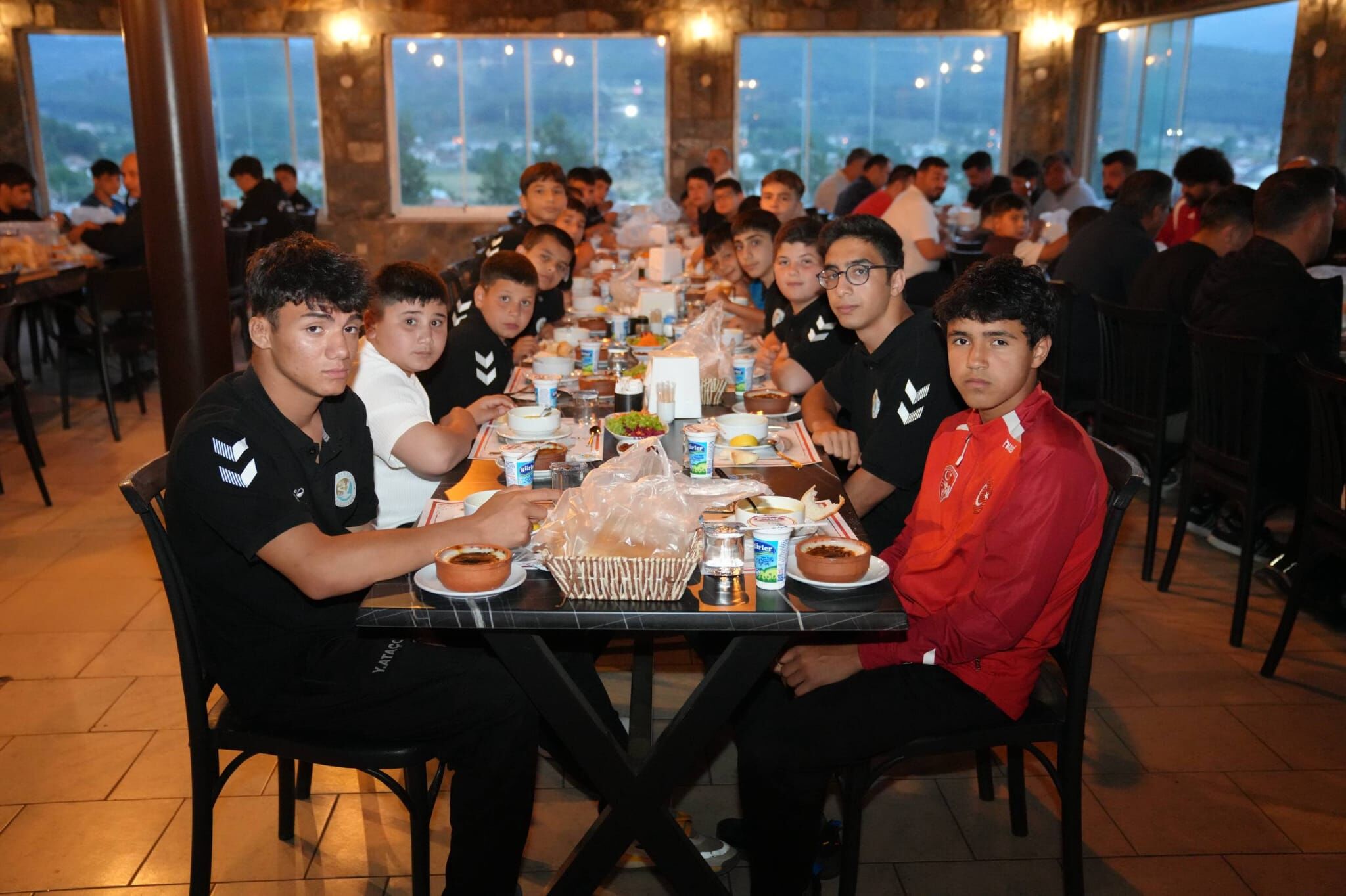Başkan Akdenizli, Güreşçilerle Bir Araya Geldi