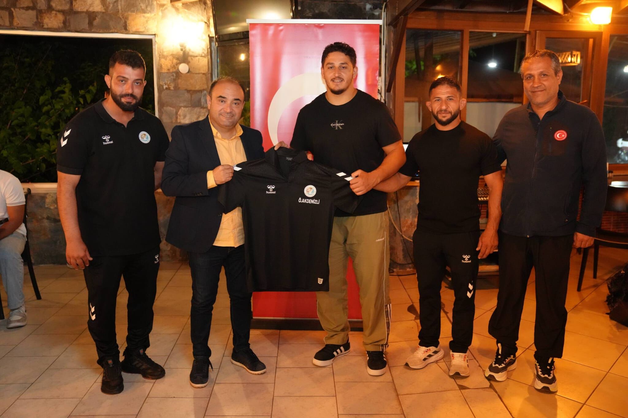 Başkan Akdenizli, Güreşçilerle Bir Araya Geldi