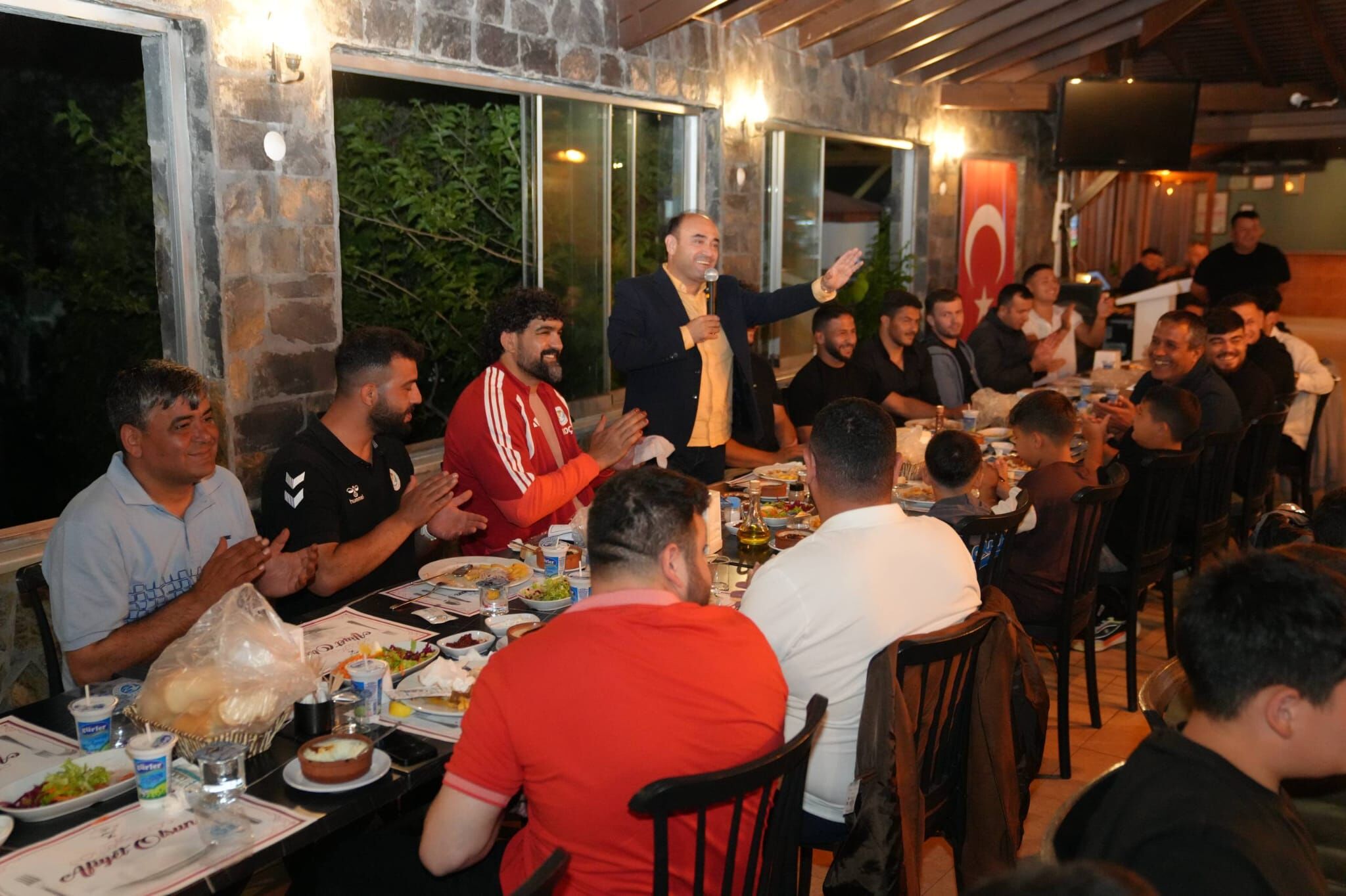 Başkan Akdenizli, Güreşçilerle Bir Araya Geldi