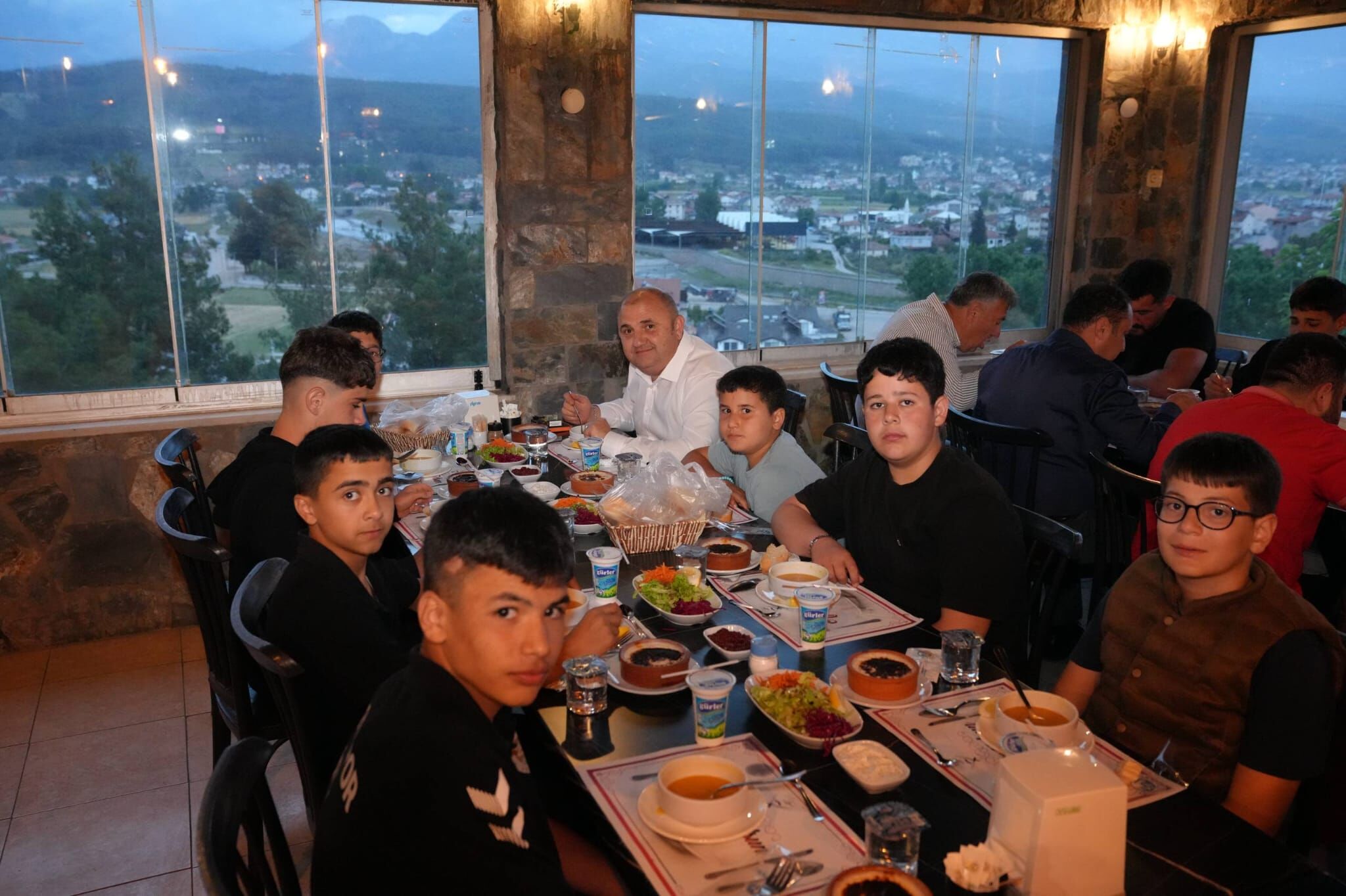 Başkan Akdenizli, Güreşçilerle Bir Araya Geldi