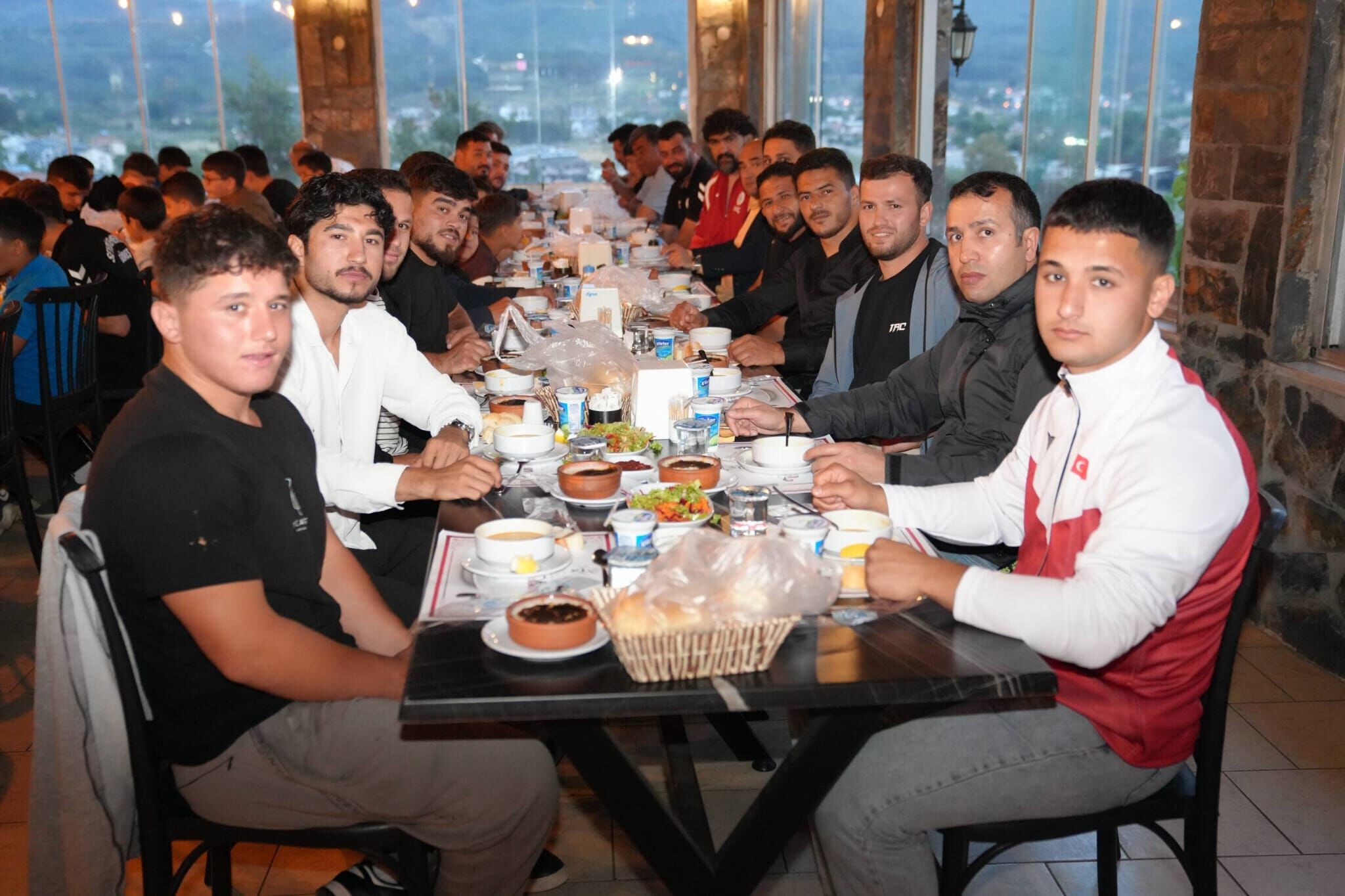 Başkan Akdenizli, Güreşçilerle Bir Araya Geldi