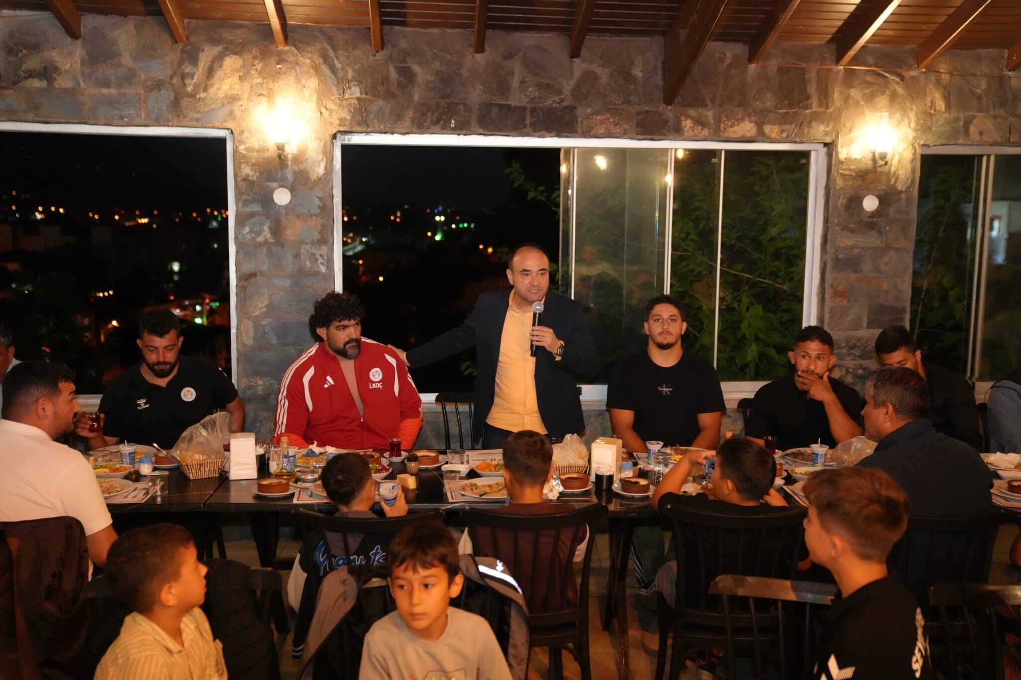 Başkan Akdenizli, Güreşçilerle Bir Araya Geldi