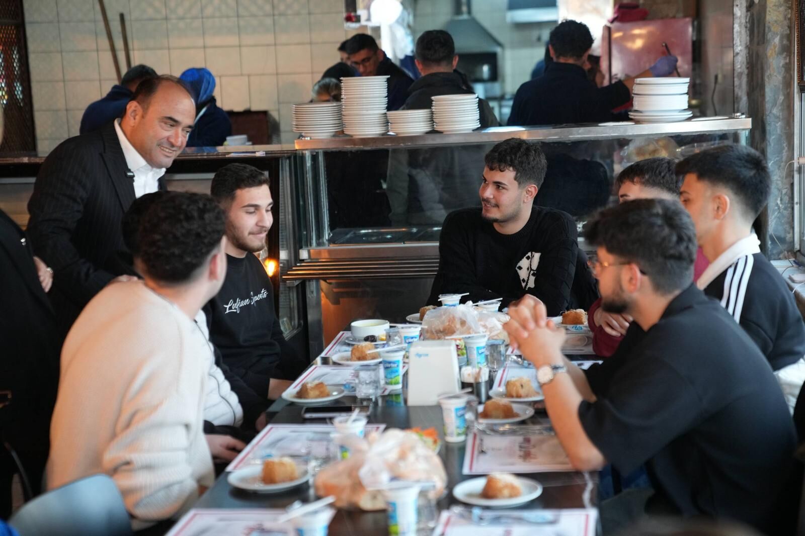 Başkan Akdenizli, İftarını Üniversite Öğrencileriyle Açtı