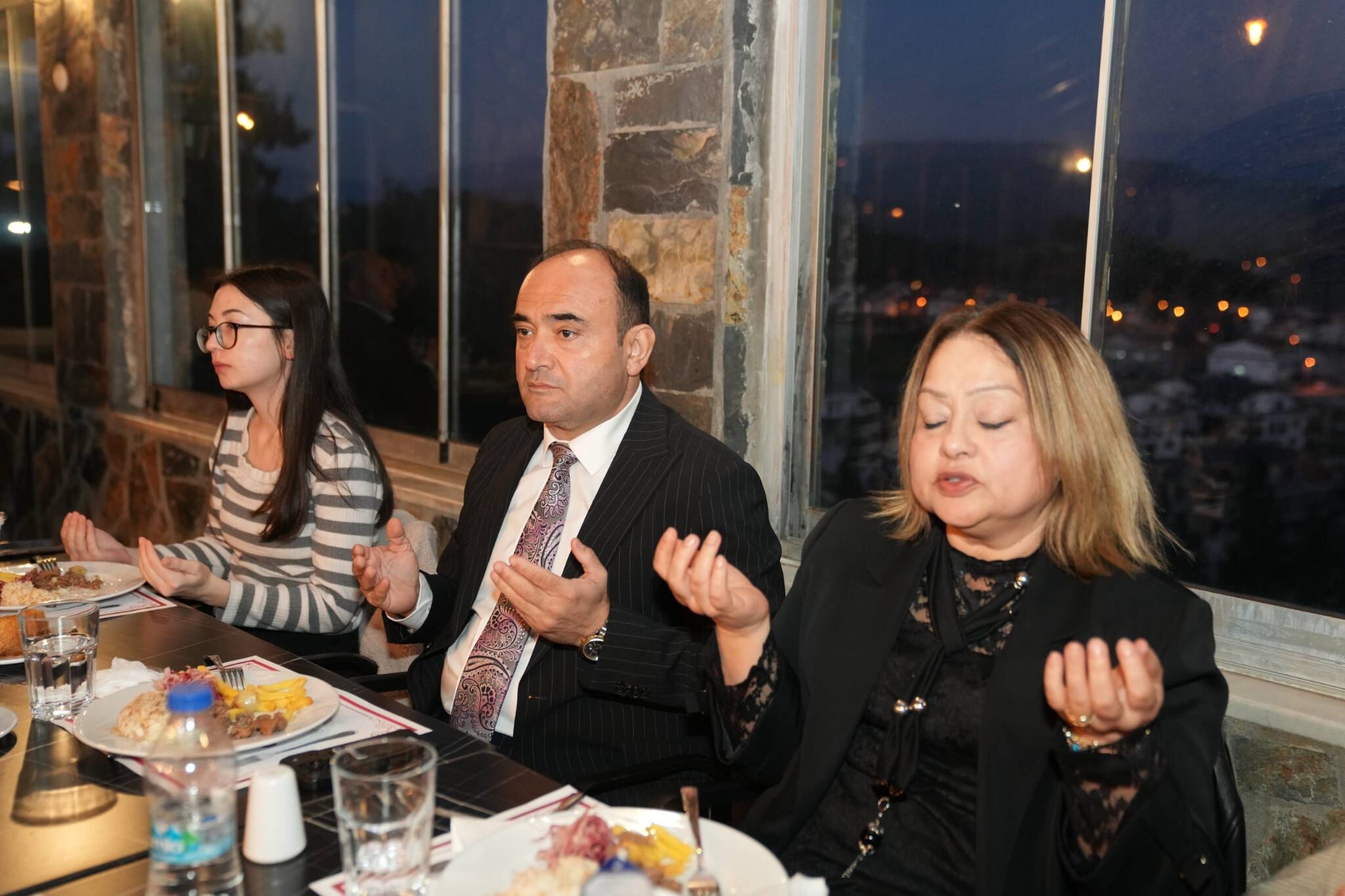 Başkan Akdenizli, İftarını Üniversite Öğrencileriyle Açtı
