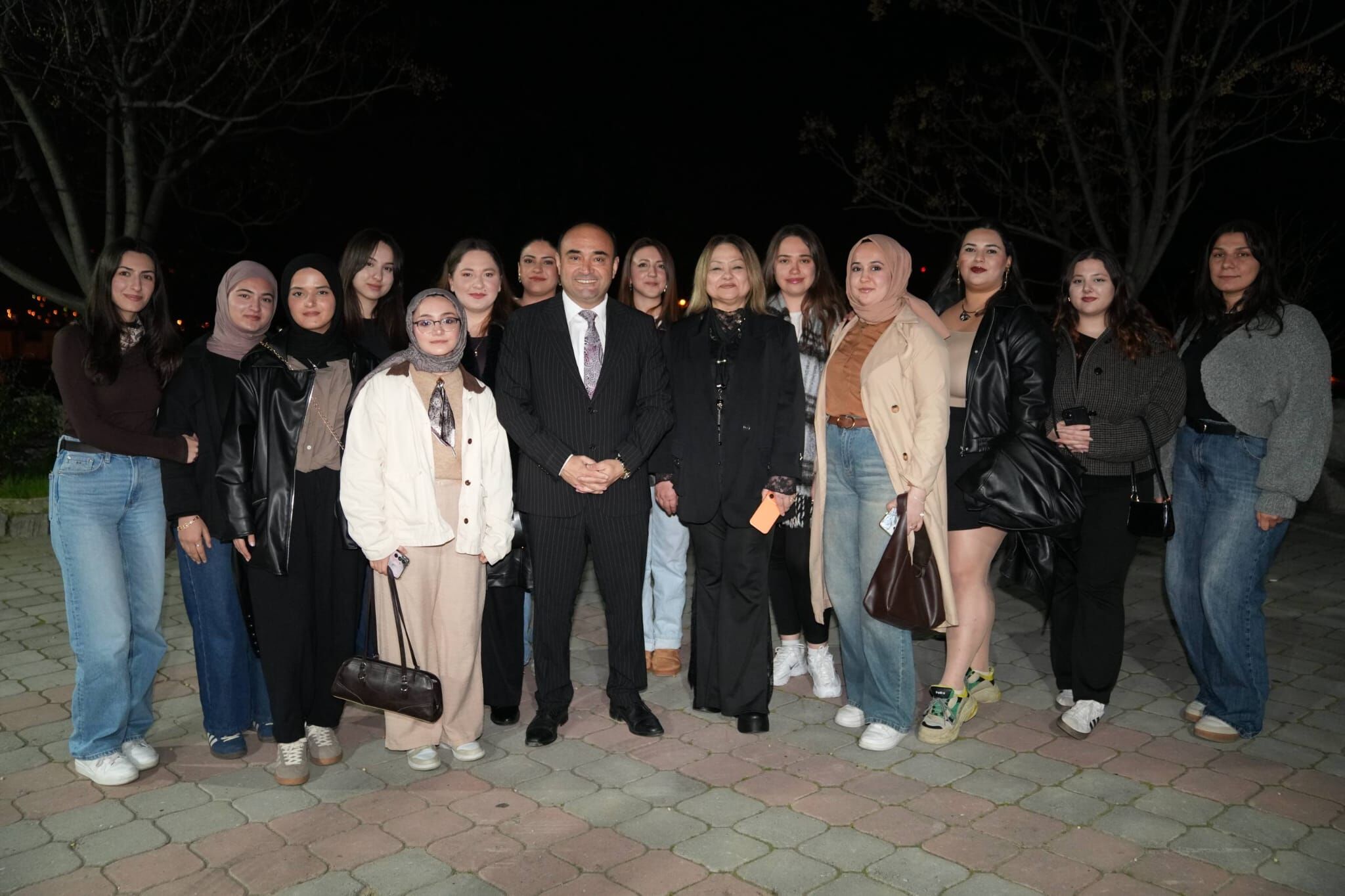 Başkan Akdenizli, İftarını Üniversite Öğrencileriyle Açtı