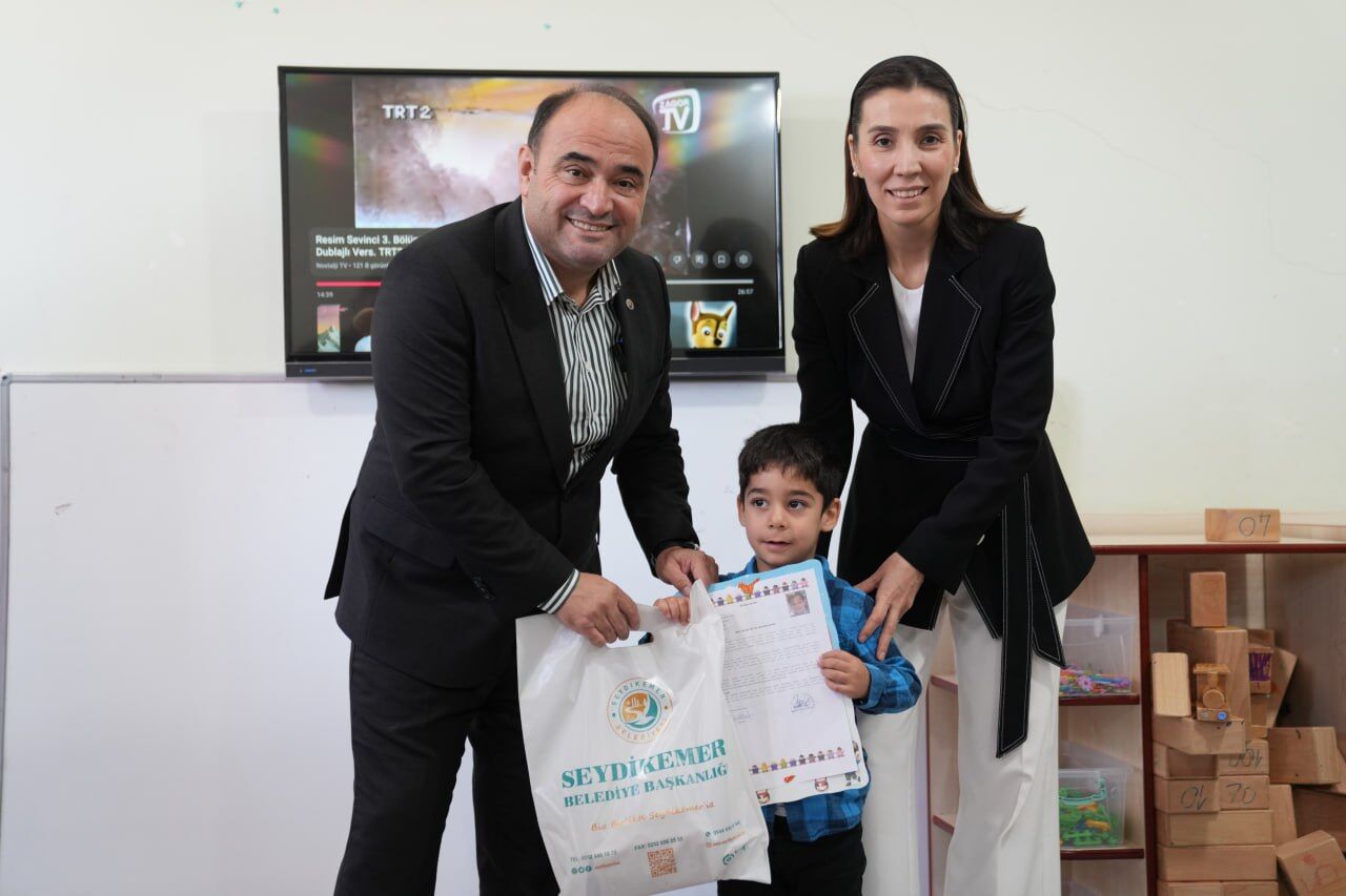 Başkan Akdenizli, Öğrencilerin Karne Sevincine Ortak Oldu