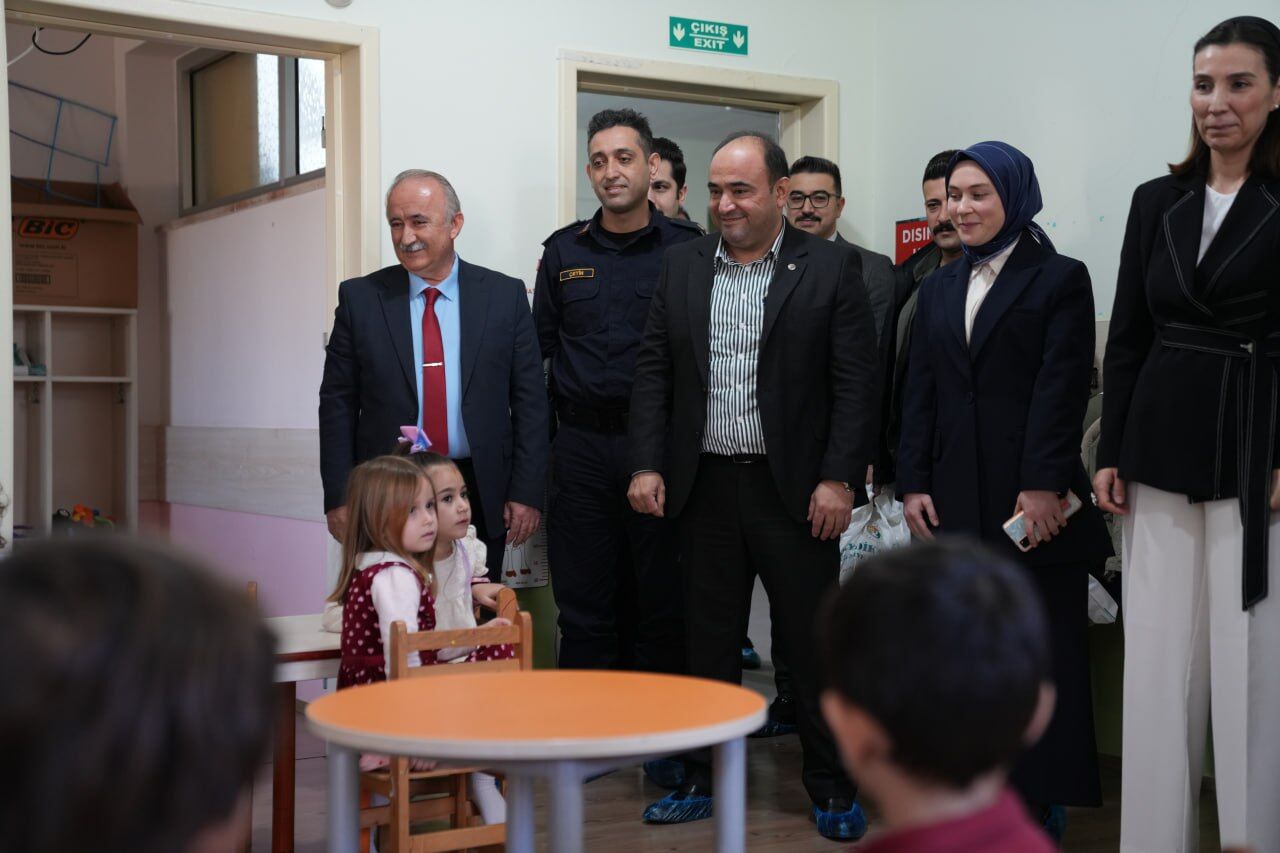 Başkan Akdenizli, Öğrencilerin Karne Sevincine Ortak Oldu