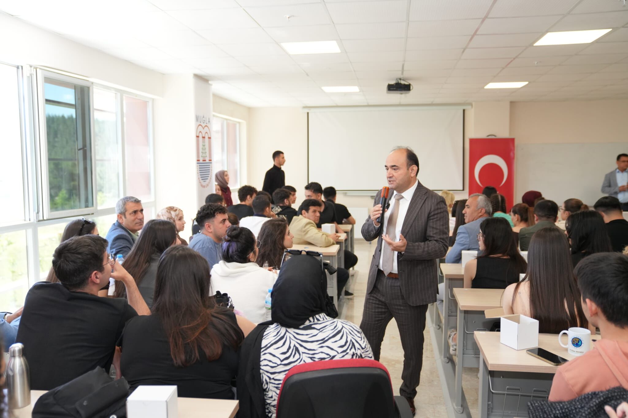 Başkan Akdenizli, Üniversiteli Gençlerle Buluştu