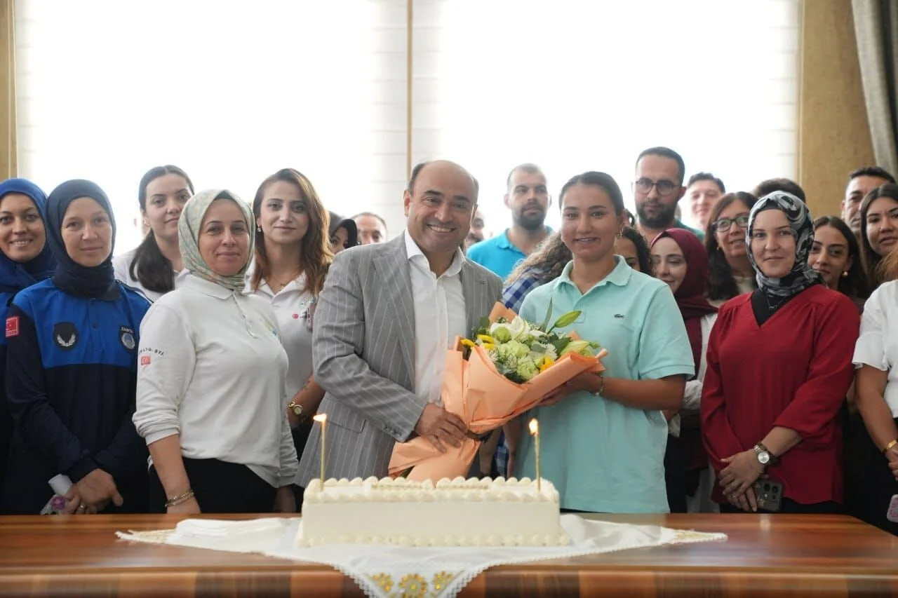 Başkan Akdenizli’ye Çalışma Arkadaşlarından Doğum Günü Sürprizi