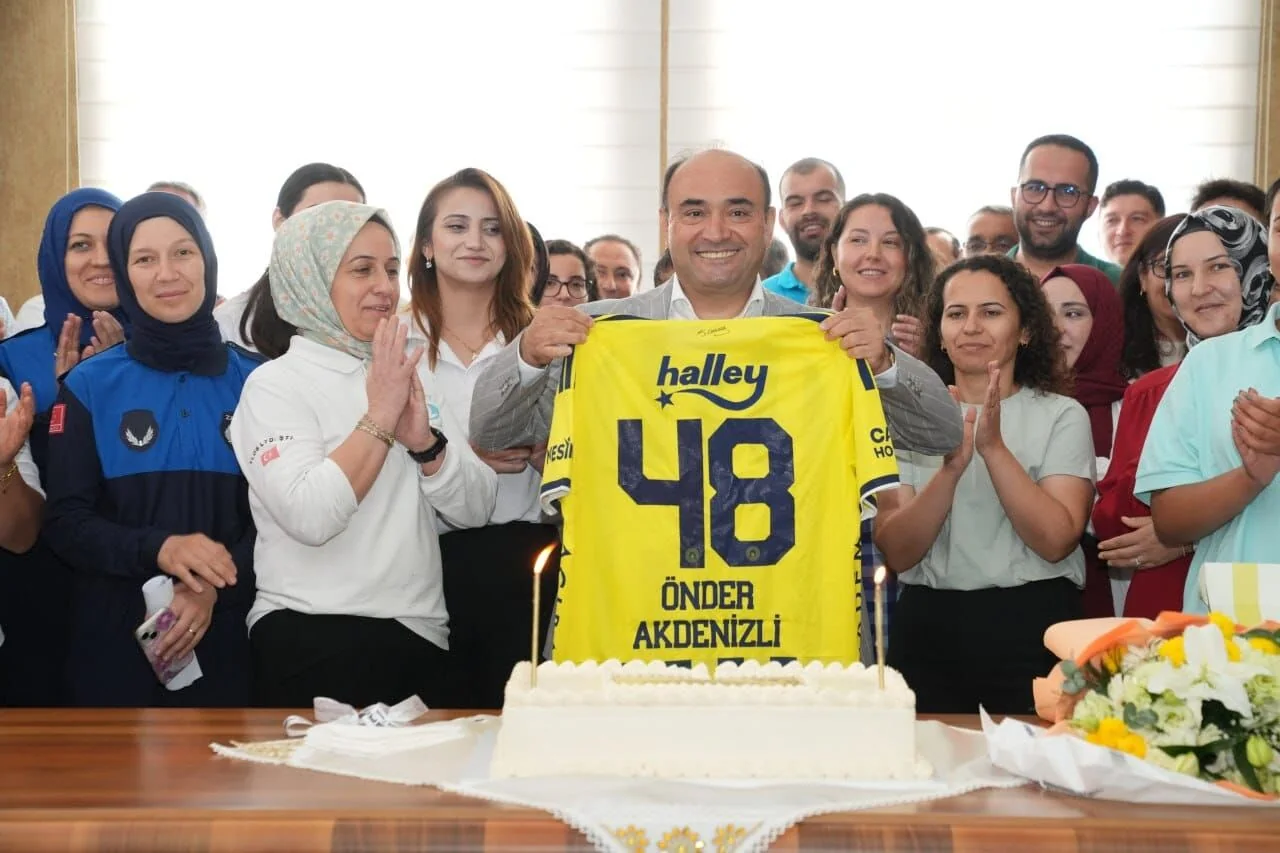 Başkan Akdenizli’ye Çalışma Arkadaşlarından Doğum Günü Sürprizi
