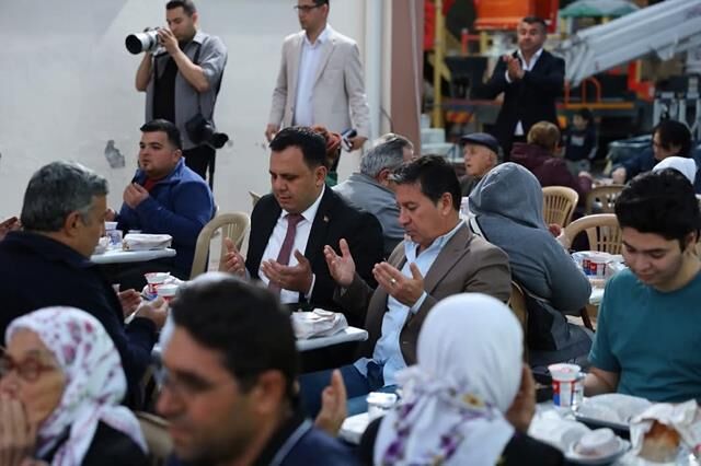 Başkan Aras Ve Başkan Durmuş, Vatandaşlarla İftar Yaptı