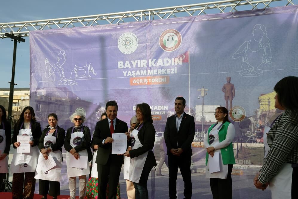 Başkan Aras’tan Afişteki Görüntüye Tepki: "Kadını Eve Hapsedemezsiniz"