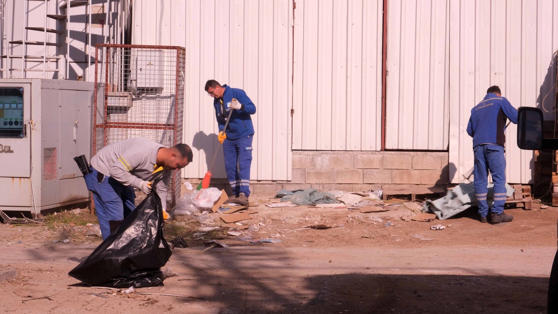 Belediye Ekipleri Sanayi Sitesinde Temizlik Çalışması Yaptı