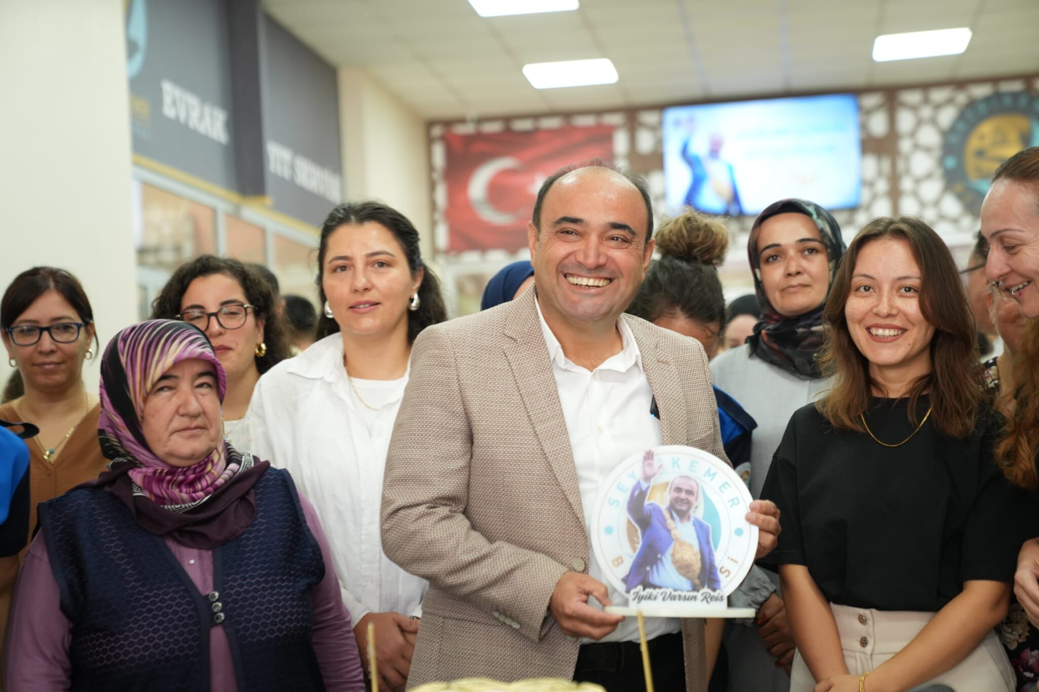 Belediye Personelinden Başkan Akdenizli'ye Doğum Günü Sürprizi