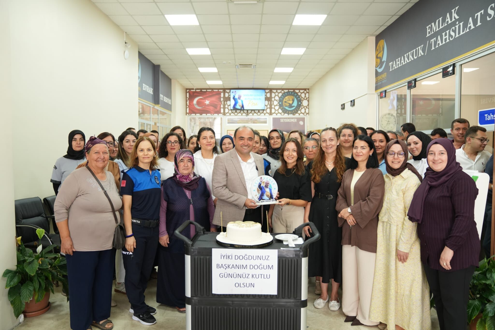 Belediye Personelinden Başkan Akdenizli'ye Doğum Günü Sürprizi