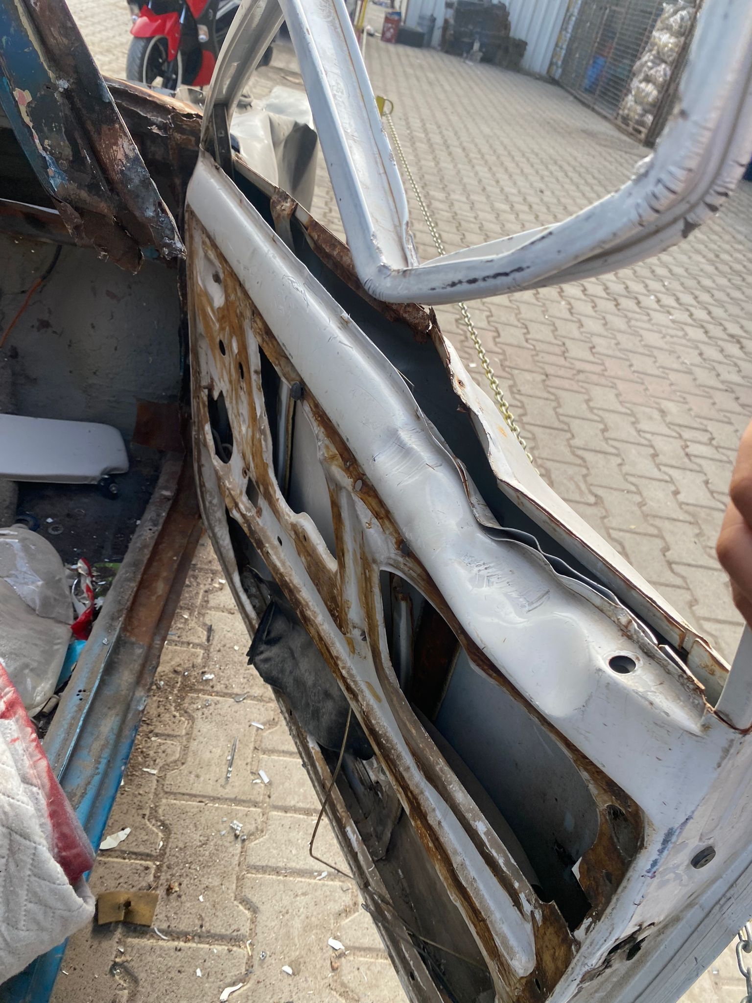 Bir Yıldır Tamir Edilmeyen Arabasını Balyozla Parçaladı