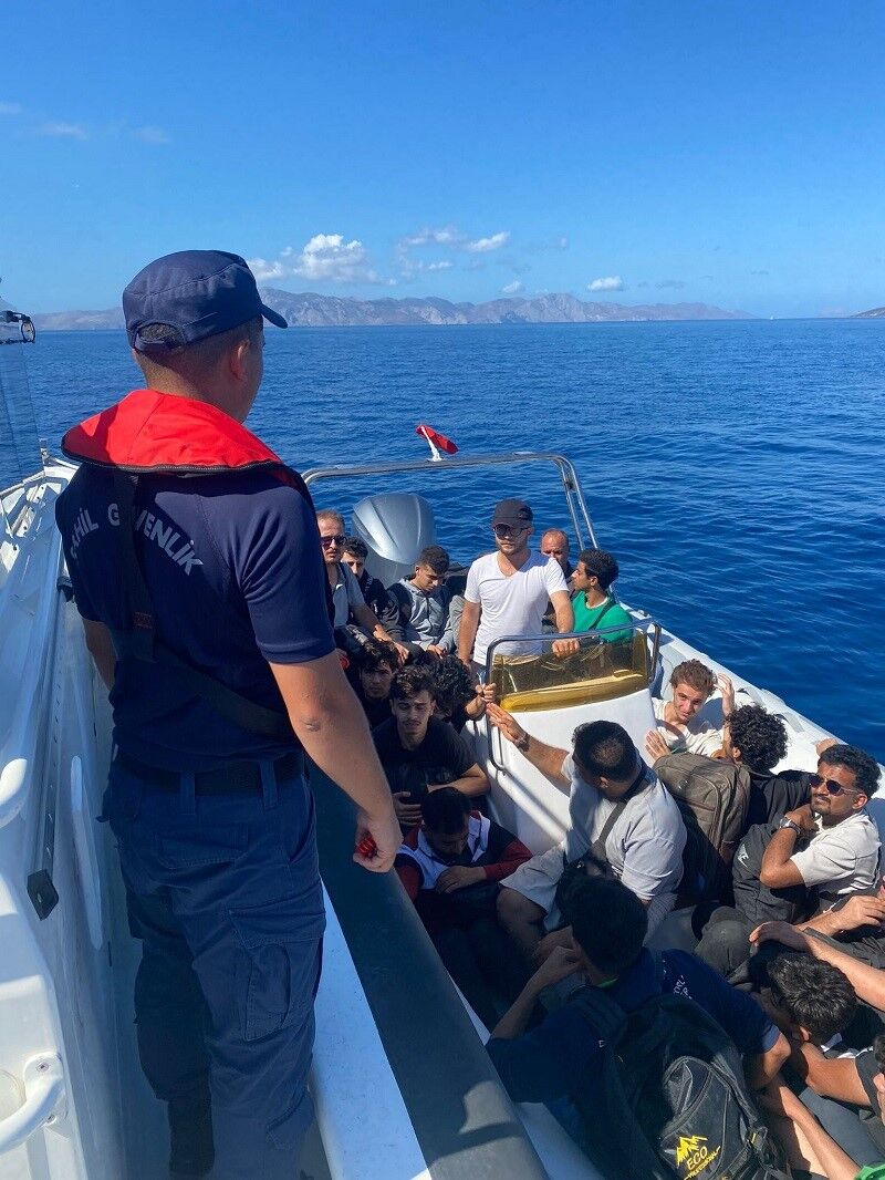 114 Düzensiz Göçmen Karaya Çıkarıldı: 3 Gözaltı