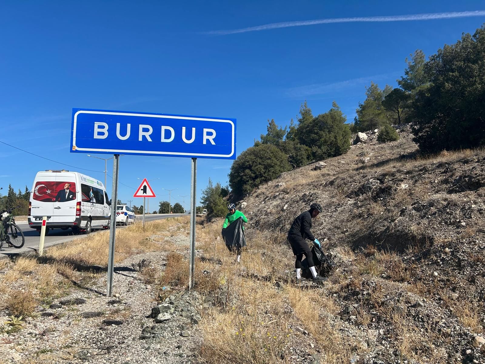 Çevre Temizliğine Dikkat Çekmek İçin Çöp Topladılar