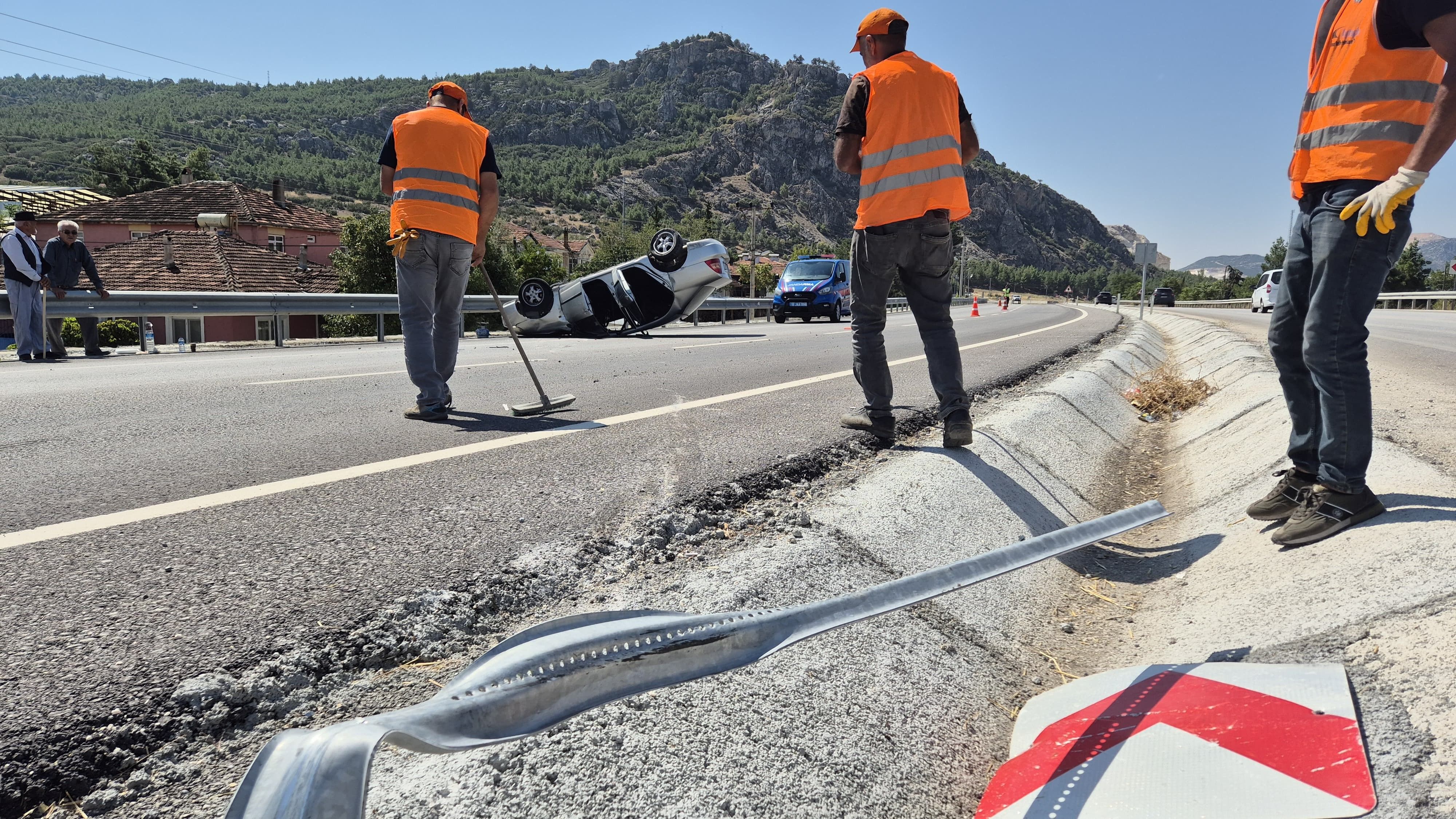 Burdur-Fethiye Kara Yolunda Kontrolden Çıkan Otomobil Takla Attı